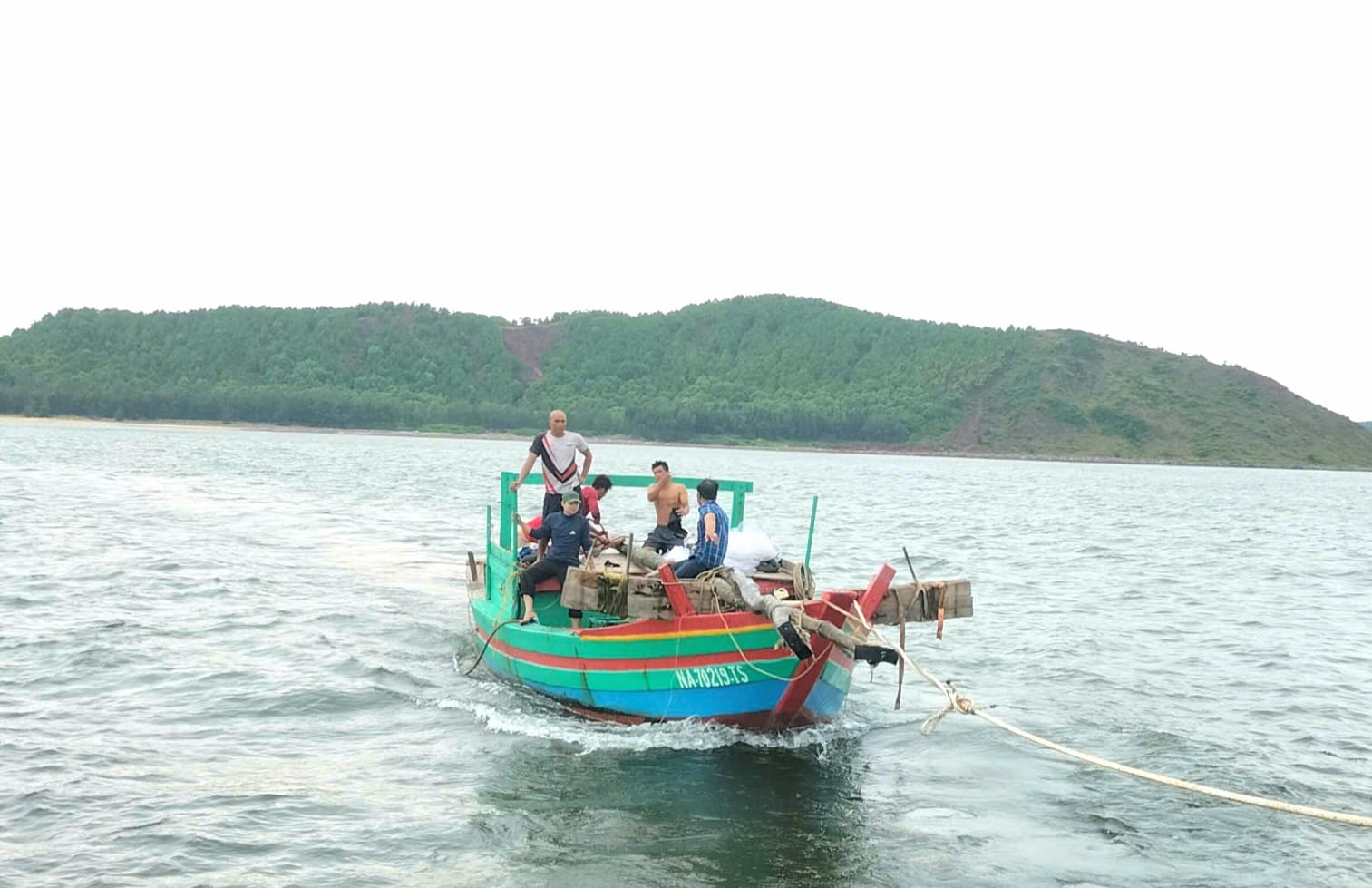 Sóng đánh lật tàu đánh cá trên biển, 3 ngư dân vào bờ an toàn