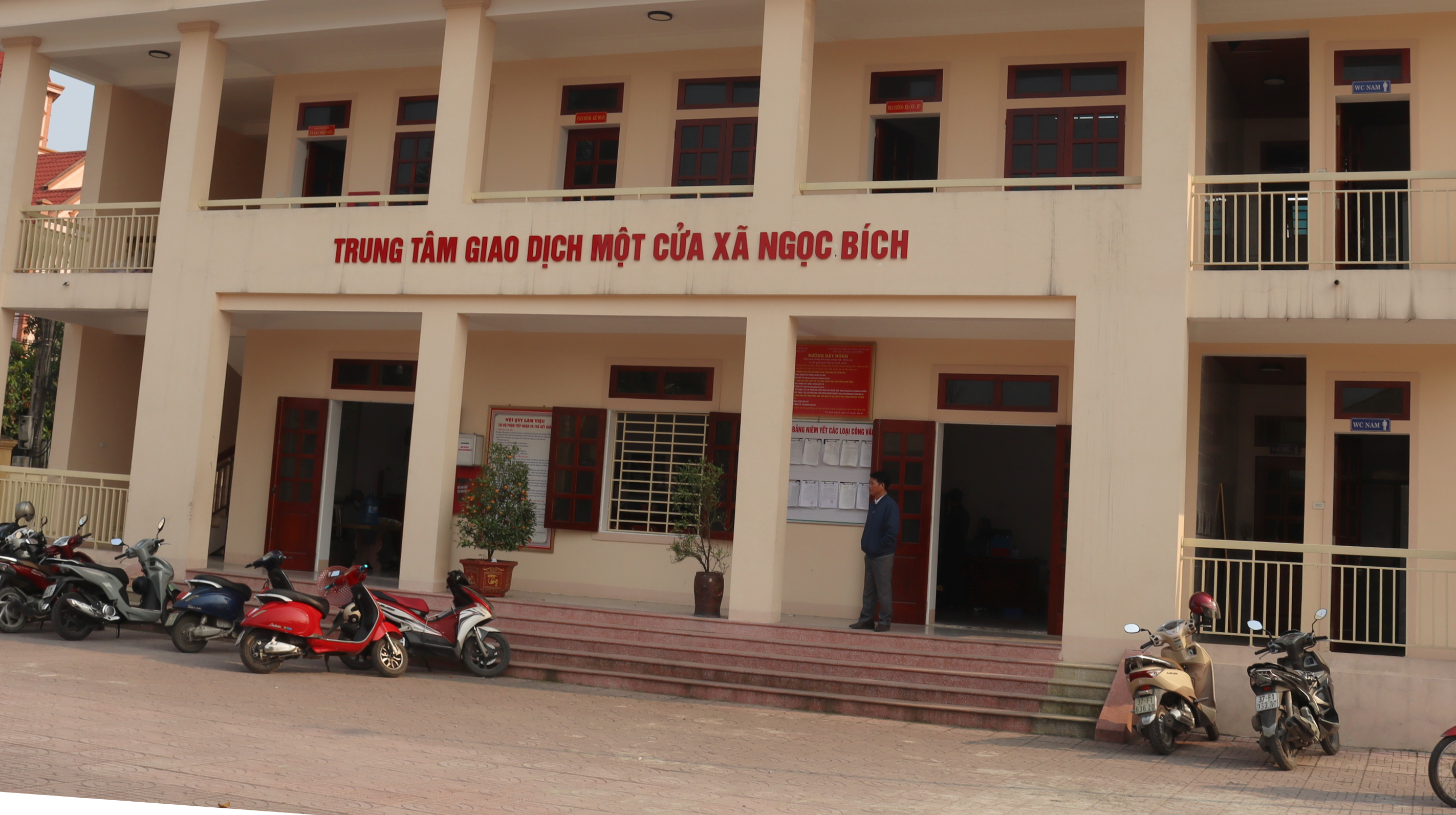 11-can-bo.jpg