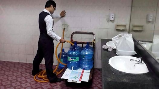 Sân bay Tân Sơn Nhất lấy nước từ toilet cho vào bình nước khoáng 1