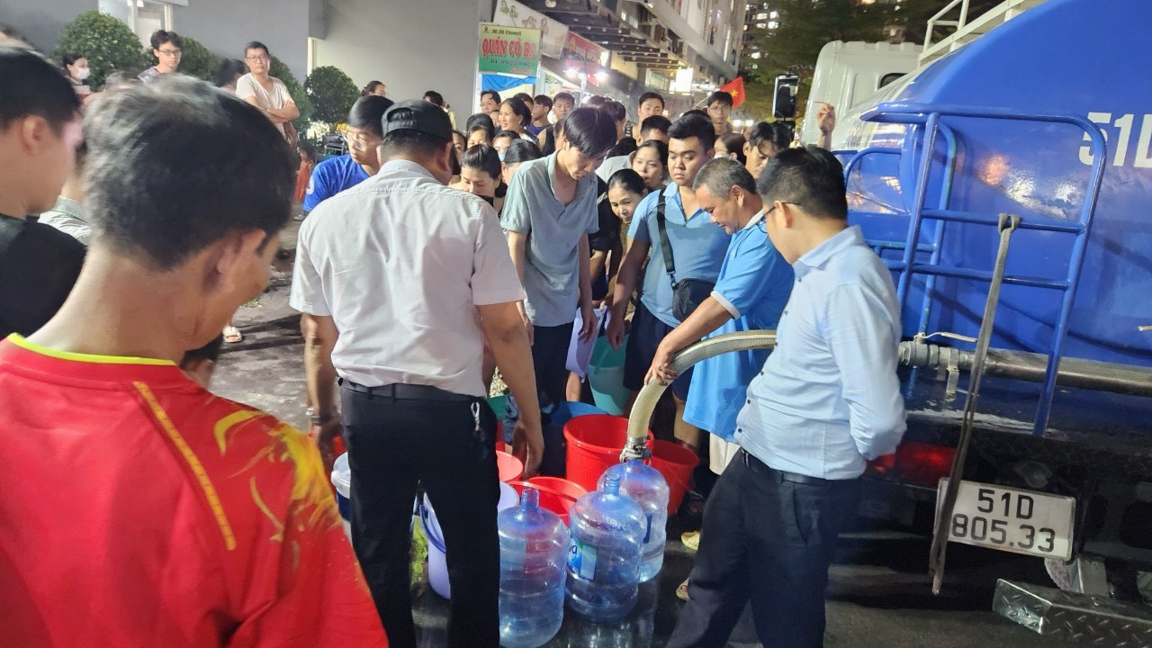 người dân đi lấy nước