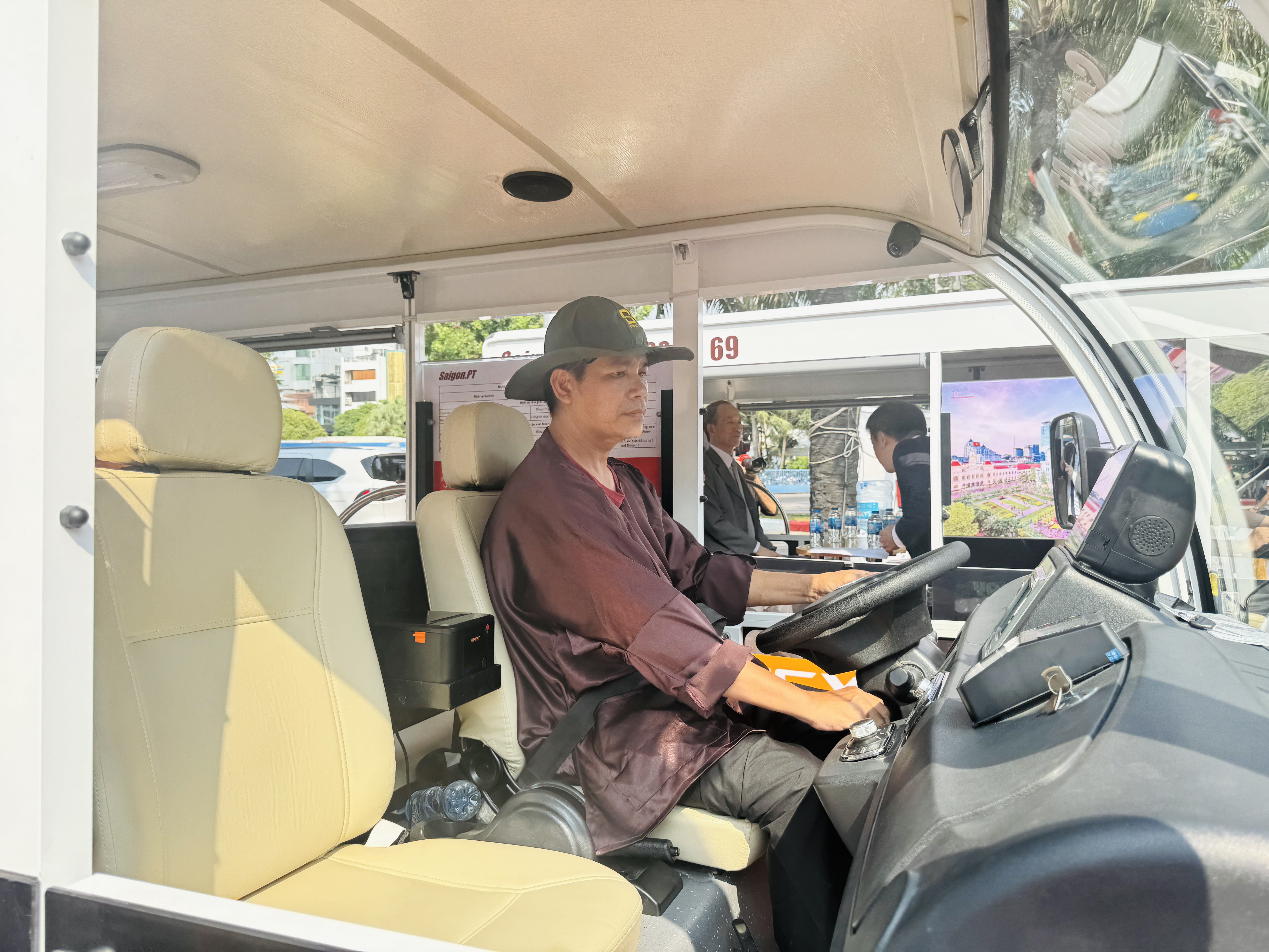 Xe điện 4 bánh ở TP.HCM hoạt động trở lại