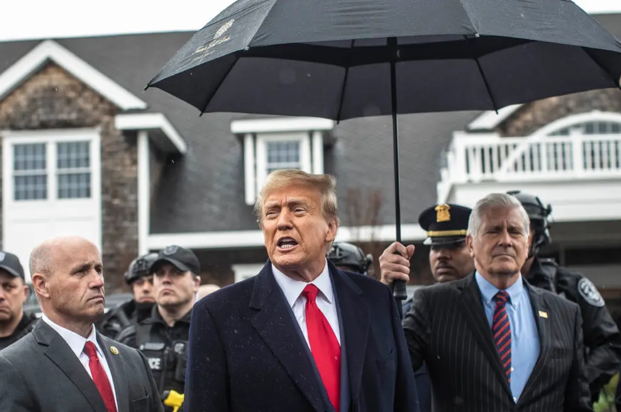 Vừa hầu tòa, vừa tranh cử, chiến lược của ông Trump ra sao?