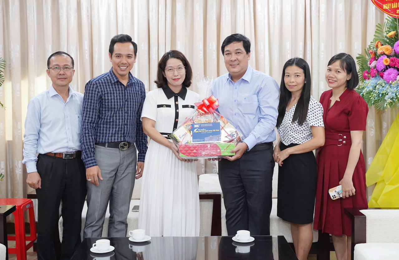 dh-su-pham-tphcm-tham-bao-phap-luat.jpg