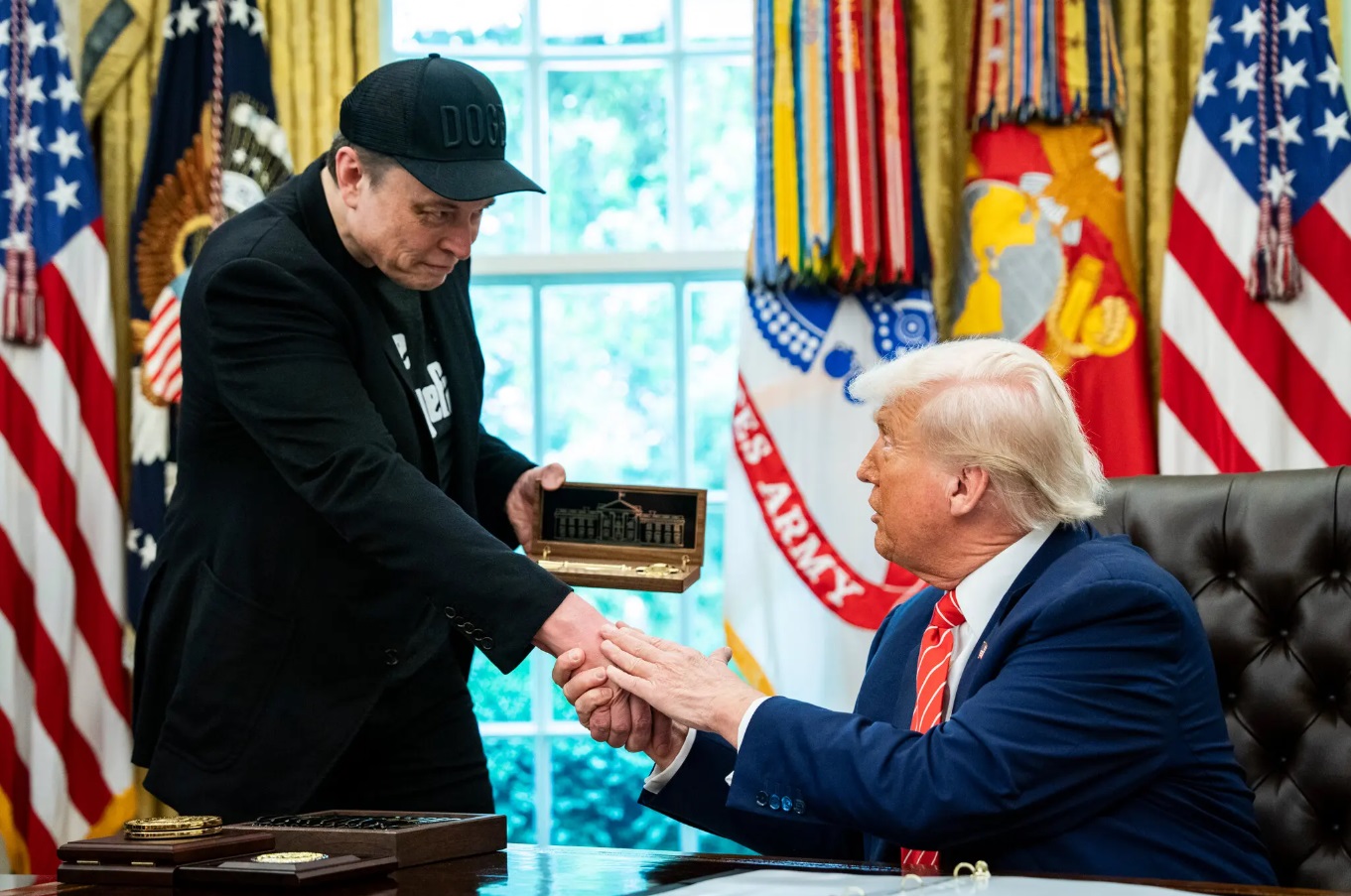 Việc làm ăn của tỉ phú Musk có suôn sẻ khi đối đầu với Tổng thống Trump?