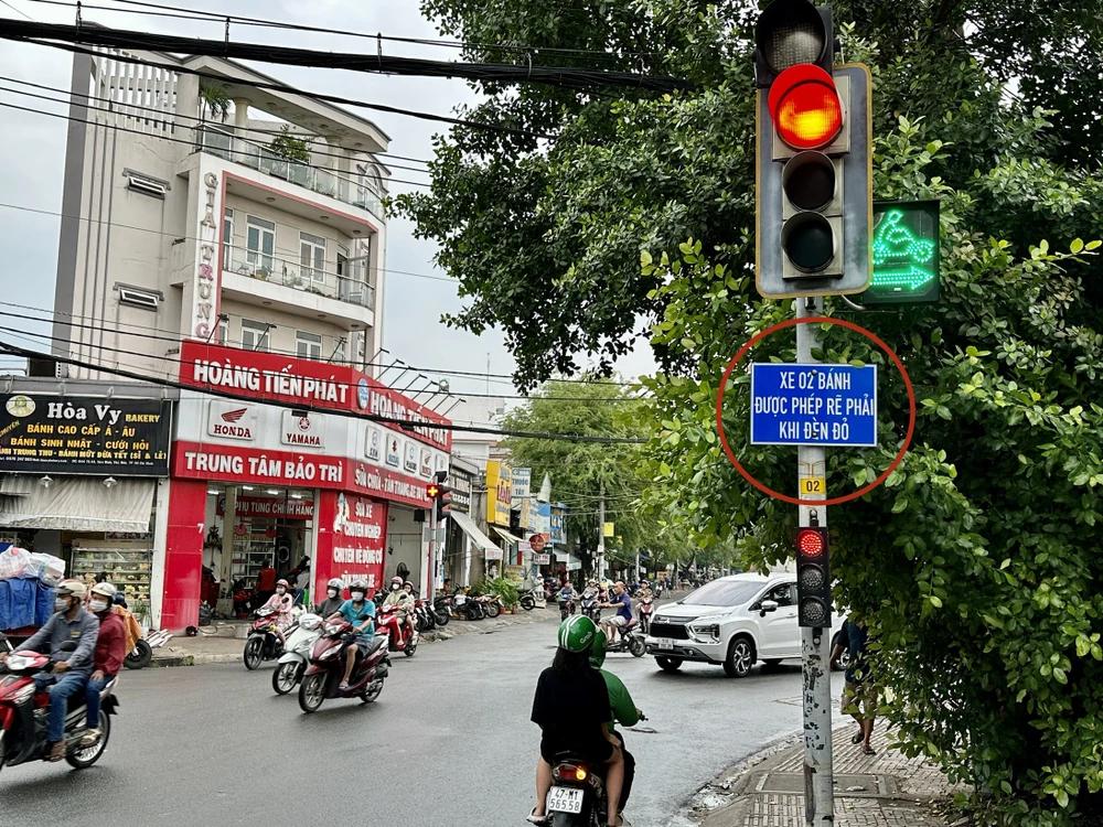 Xe máy rẽ phải khi gặp đèn đỏ được không?
