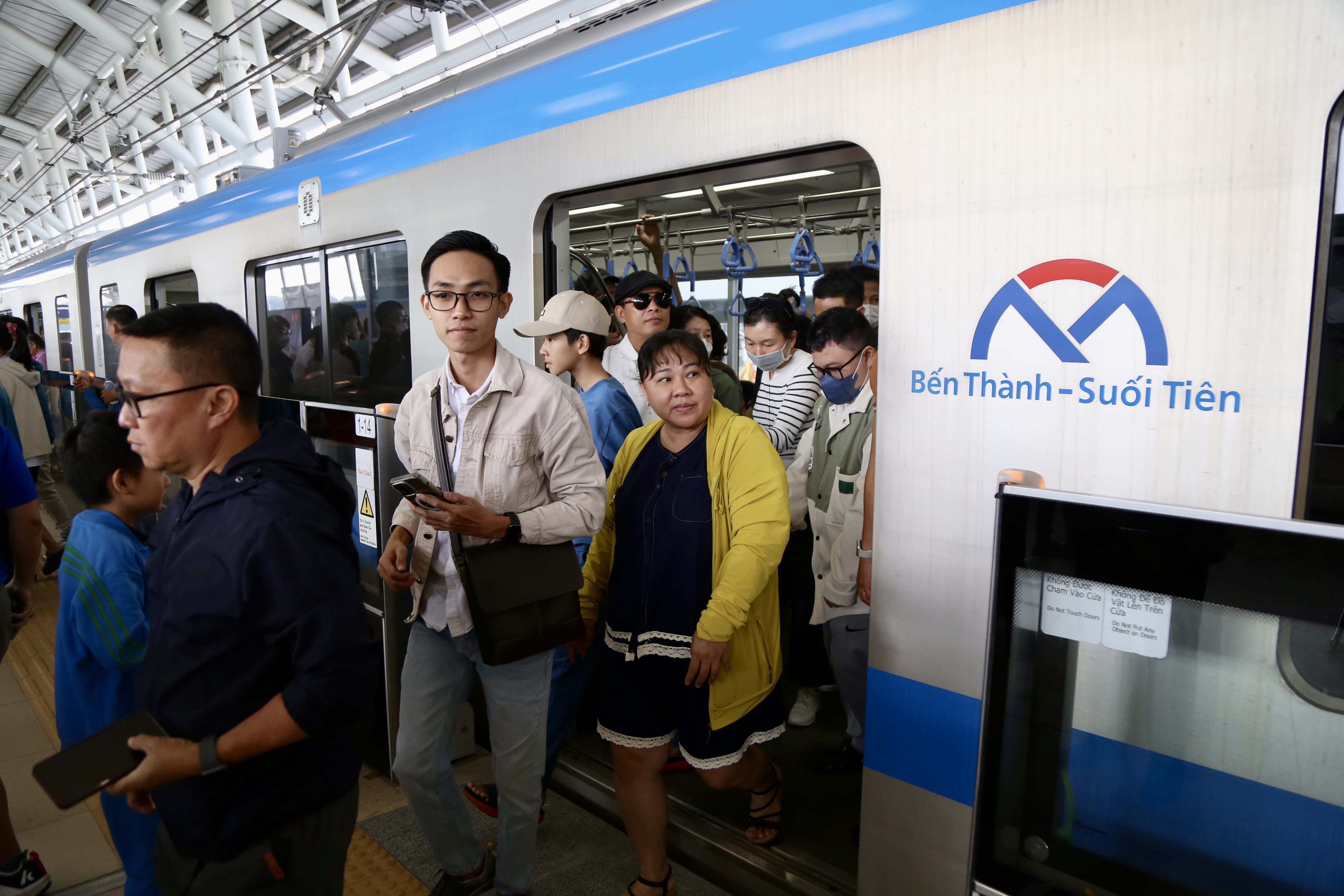 Trong 6 tháng đầu vận hành, bắt đầu từ ngày 22-12, metro số 1 chạy từ 5 giờ - 22 giờ mỗi ngày, 8-12 phút/chuyến. Riêng ngày 22-12 sẽ bắt đầu từ 10 giờ. Sau 6 tháng, tàu sẽ chạy từ 5 giờ - 23 giờ 30 phút, 5-10-15 phút/chuyến. Thời gian di chuyển từ ga Bến Thành đến ga Bến xe Suối Tiên là 29 phút. Kể từ ngày 21-1-2025, giá vé lượt là 7.000 - 20.000 đồng/lượt; vé ngày 40.000 đồng; vé 3 ngày 90.000 đồng; vé tháng phổ thông là 300.000 đồng, ưu tiên đối với học sinh, sinh viên là 150.000 đồng. Đồng thời miễn phí dành cho trẻ em dưới 6 tuổi, người có công, người cao tuổi trên 60 tuổi, người khuyết tật. Ảnh: HOÀNG GIANG