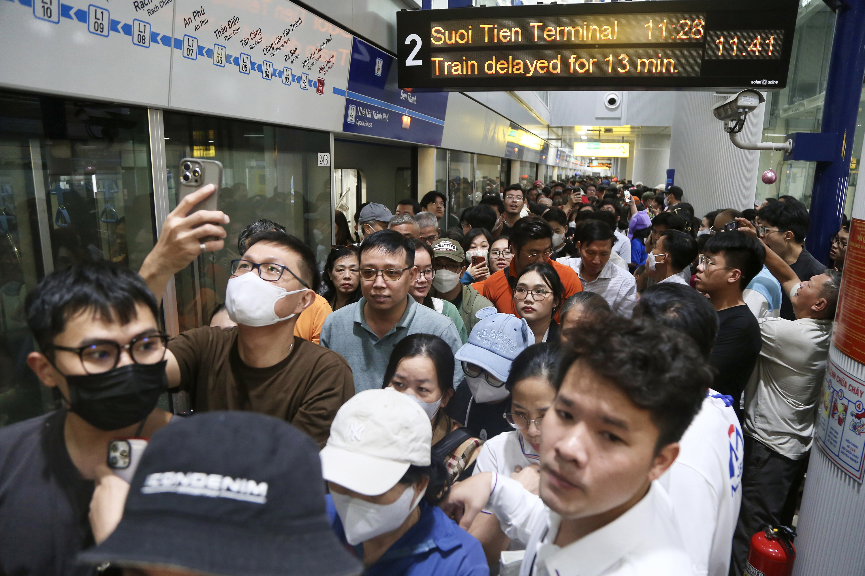 Sau buổi lễ, đúng 10 giờ, tất cả 14 ga của tuyến metro số 1 đồng loạt mở cửa phục vụ người dân trong niềm tự hào, hân hoan, xúc động. Ảnh: HOÀNG GIANG