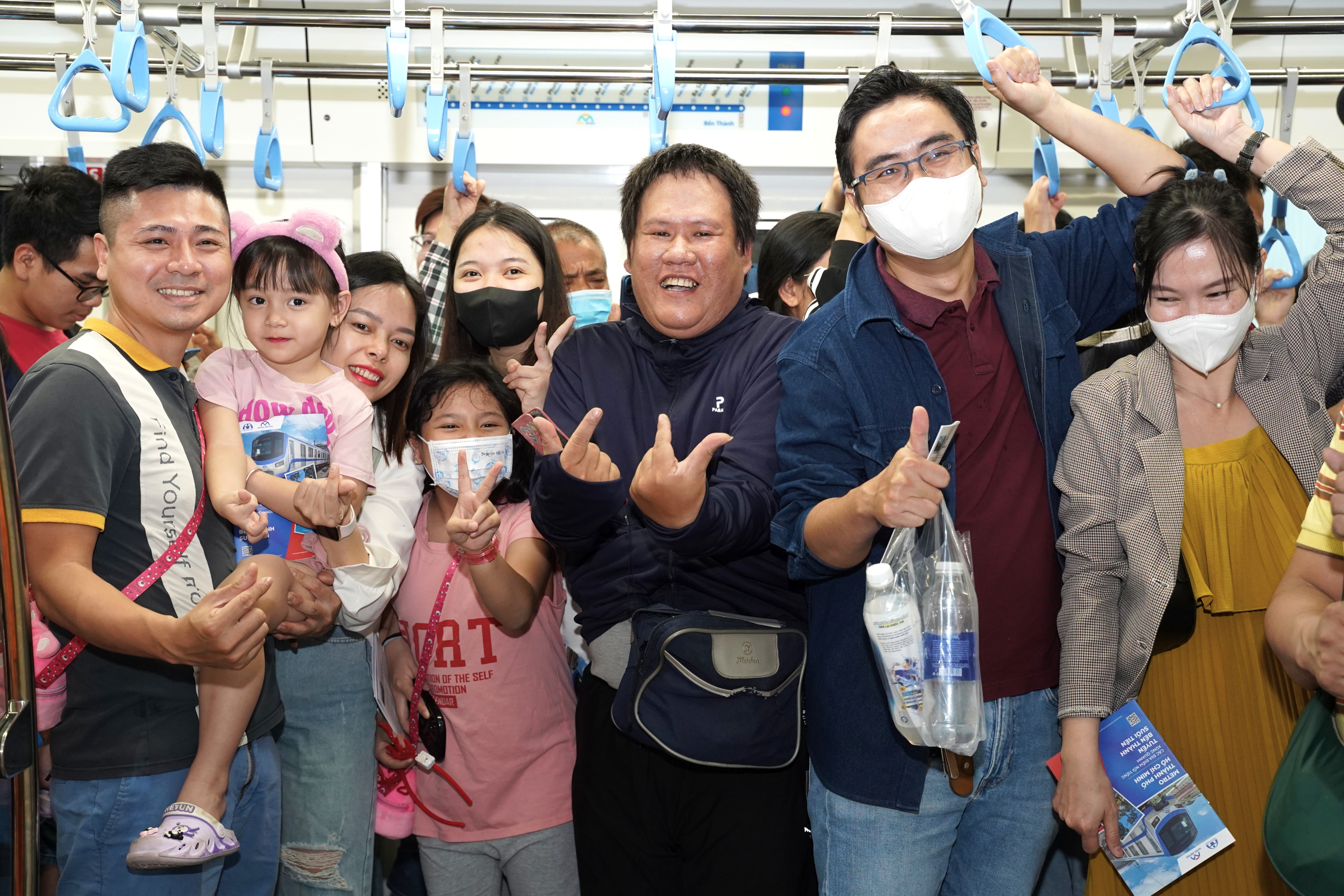 Cùng ghi lại kỷ niệm với gia đình trong sự kiện đặc biệt này. Ảnh: THUẬN VĂN