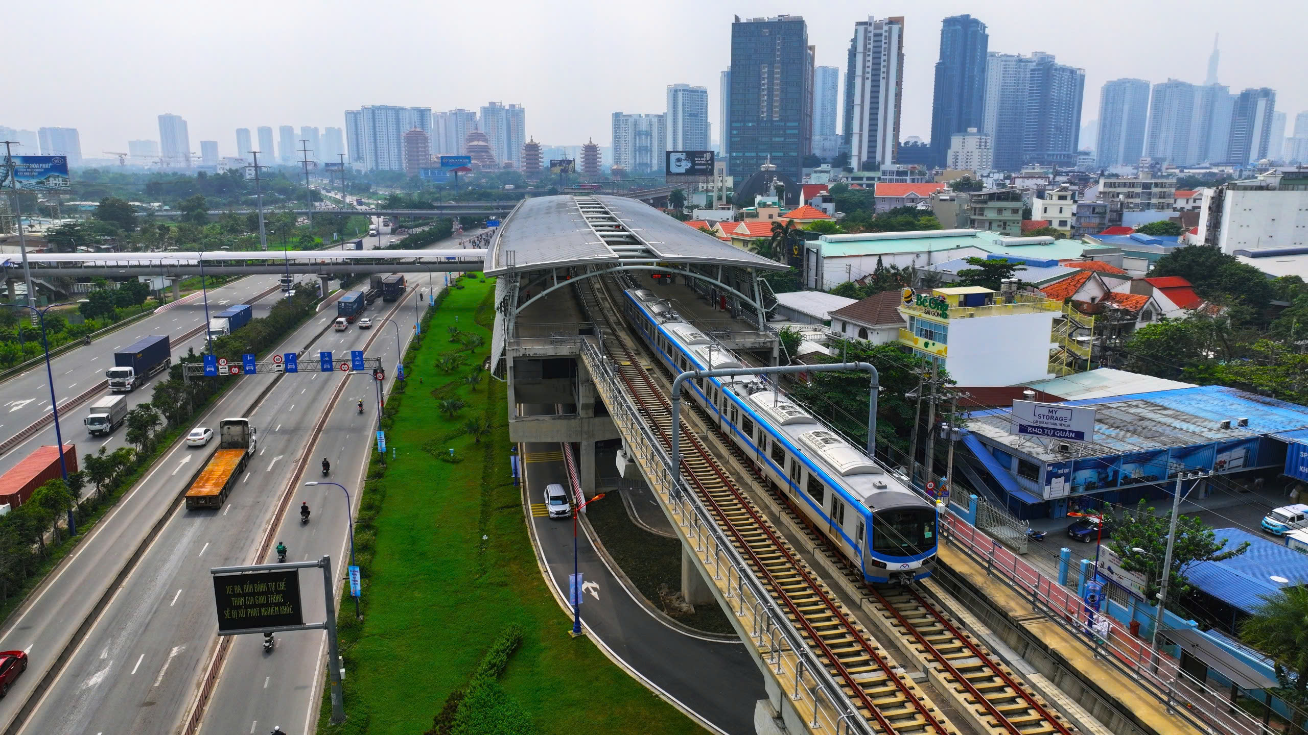 Đoàn tàu metro số 1 nhìn từ trên cao trong ngày vận hành chính thức. Ảnh: NGUYỄN TIẾN