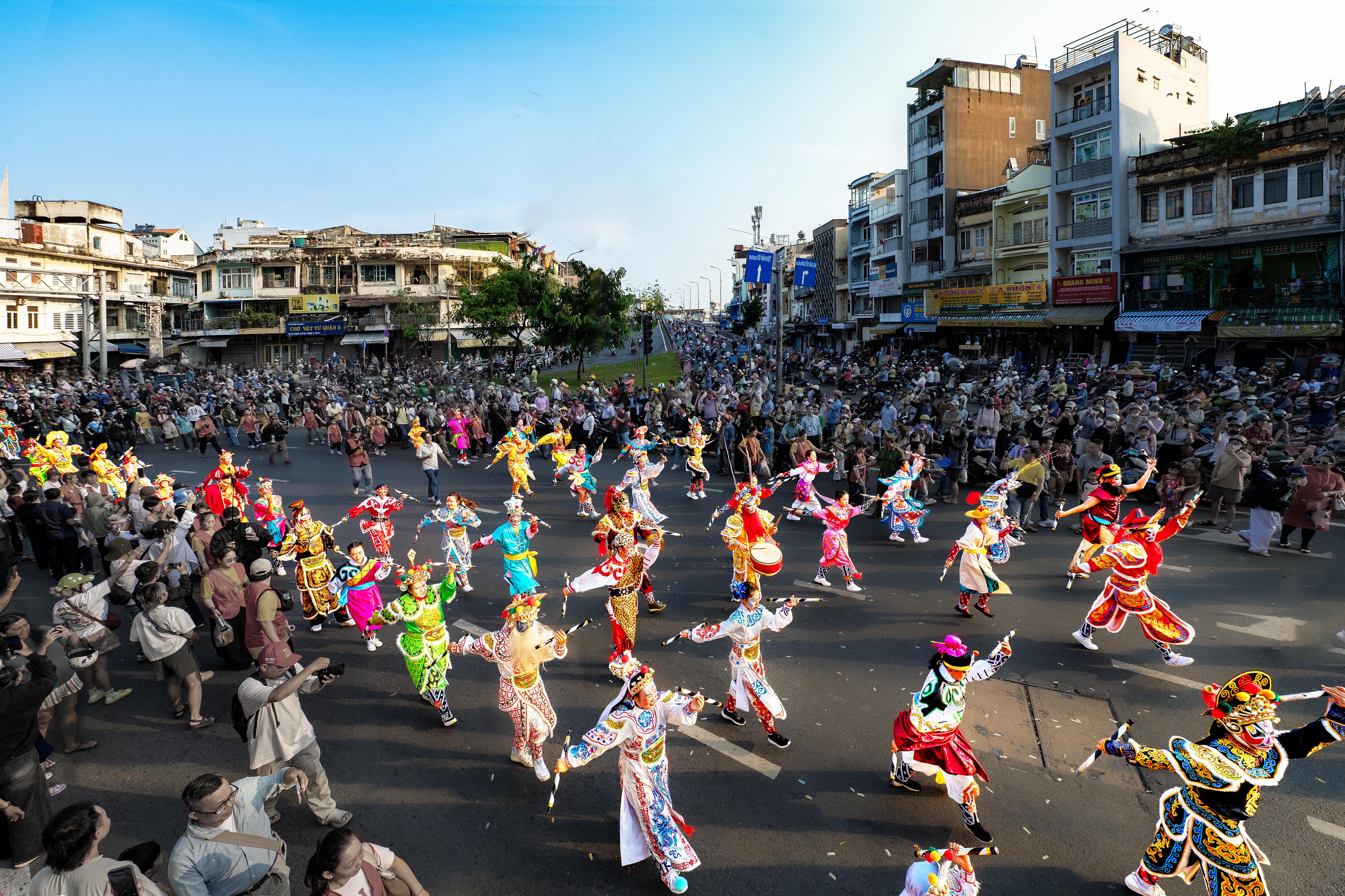 ĐOÀN ANH CA VŨ TRONG LỄ HỘI NGUYÊN TIÊU_LÊ HOÀNG MINH.jpg