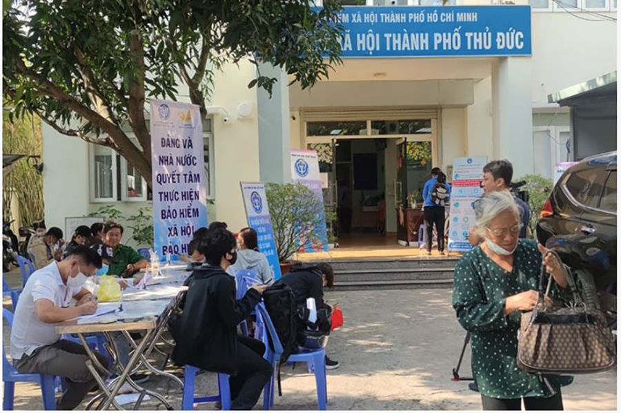 Có ý kiến đề xuất cần có chính sách cho người lao động nộp lại khoản tiền BHXH một lần đã rút. Trong ảnh: Người dân làm thủ tục liên quan đến các chế độ BHXH tại cơ quan BHXH TP Thủ Đức, TP.HCM.