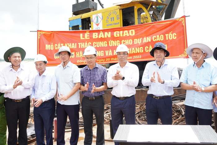 bàn giao mỏ cát trên sông Tiền cho nhà thầu dự án cáo tốc Cần Thơ - Cà Mau.