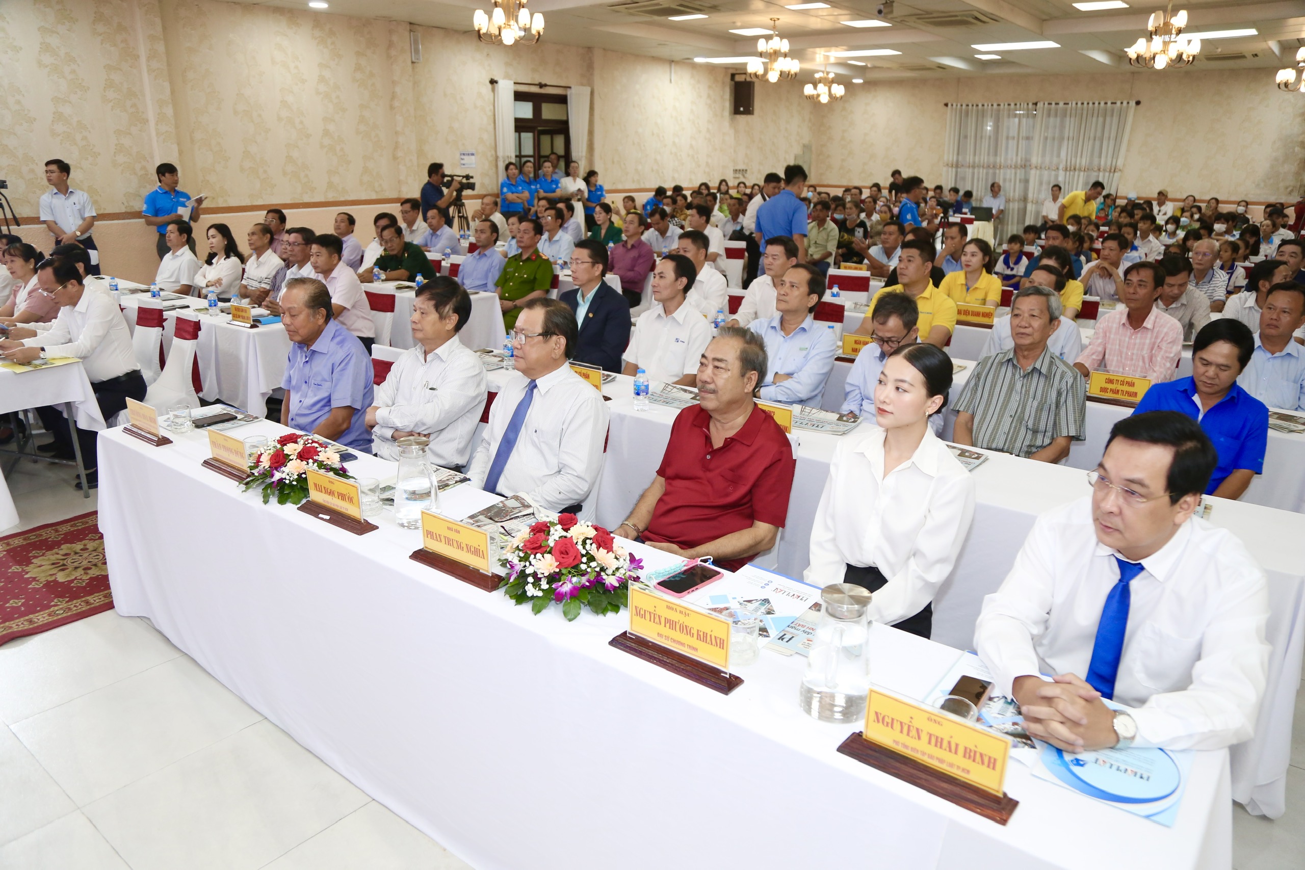 trao-qua-dai-bieu-9409-7779.jpg