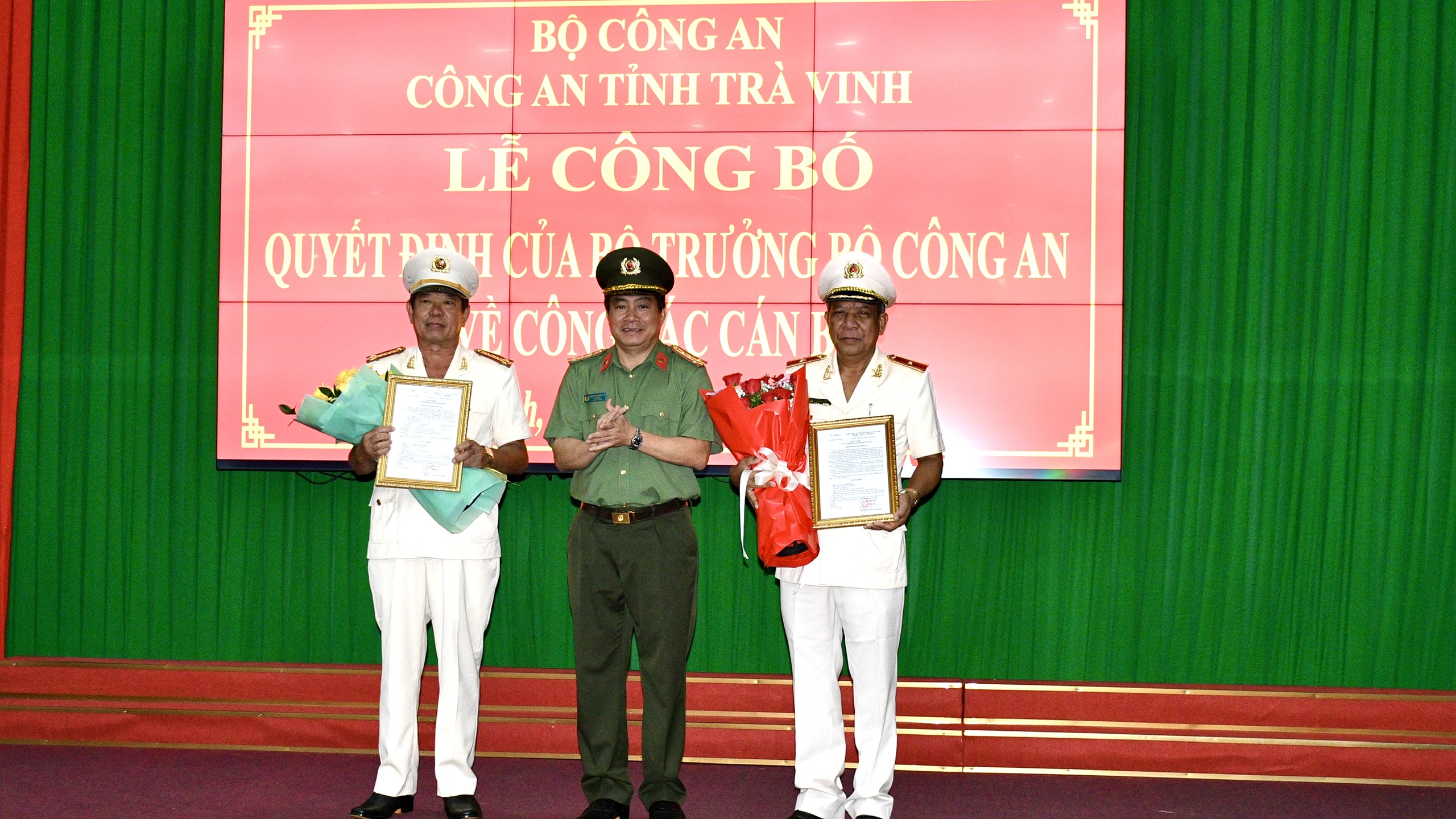 Công an tỉnh Trà Vinh công bố quyết định nghỉ hưu đối với 2 Phó Giám đốc Công an tỉnh