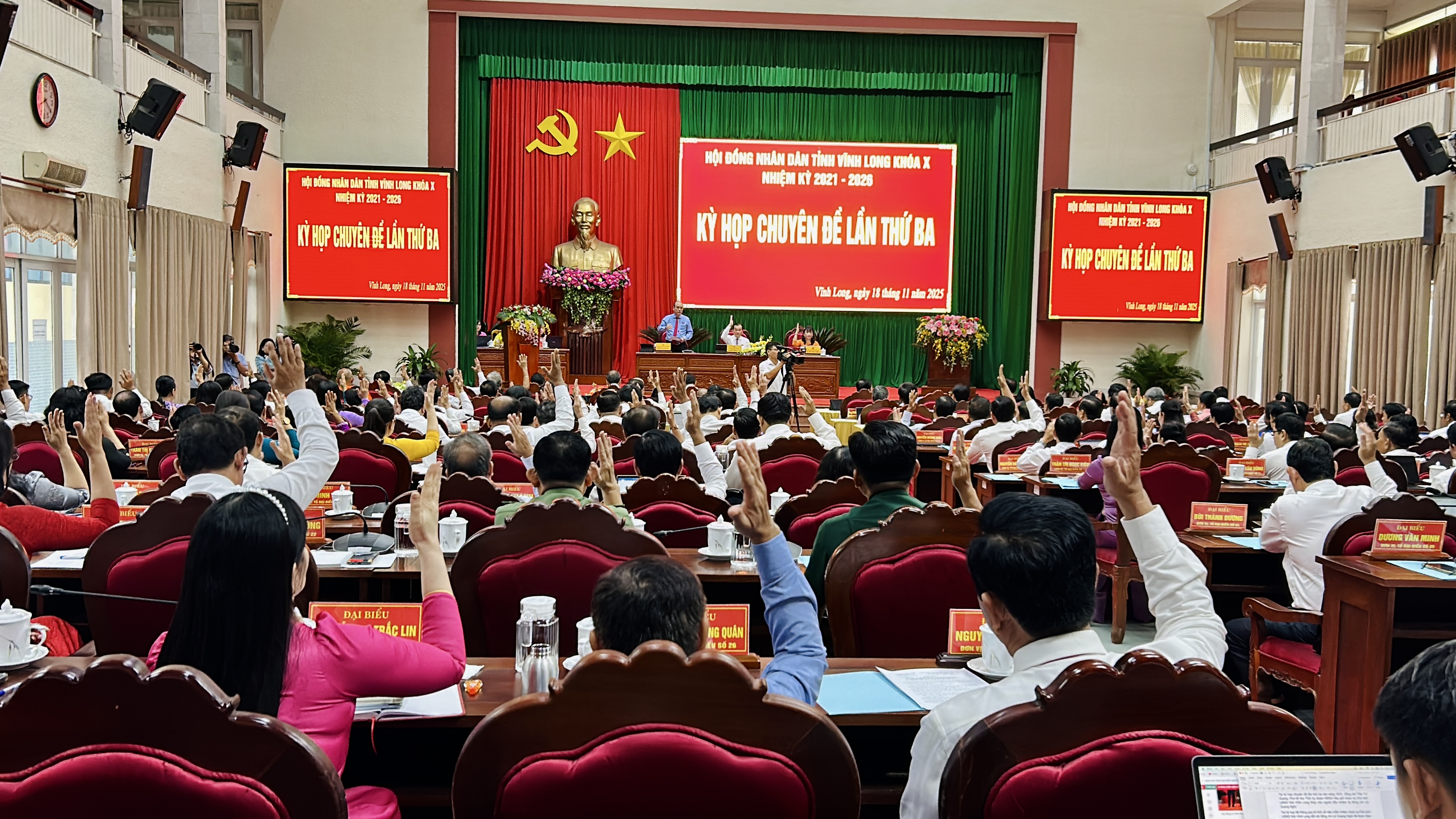 HĐND tỉnh Vĩnh Long thông qua miễn nhiệm Chủ tịch UBND tỉnh đối với ông Lữ Quang Ngời