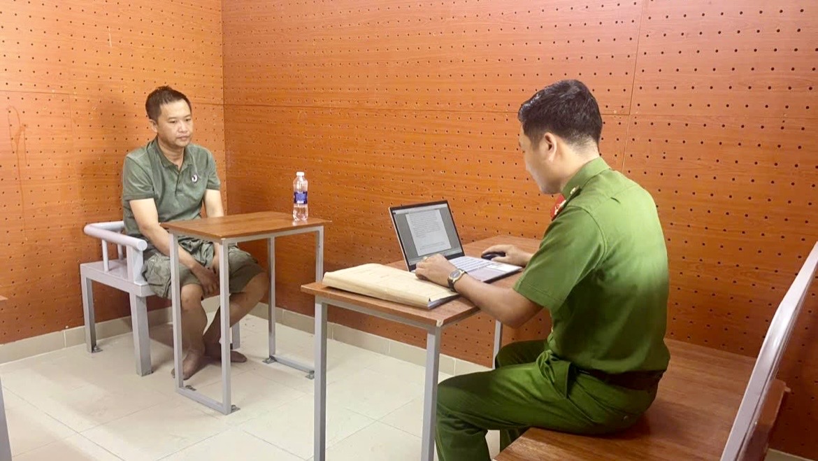 giả vờ giúp đỡ đổ xăng rồi giật tài sản của nữ sinh viên ở Cần Thơ