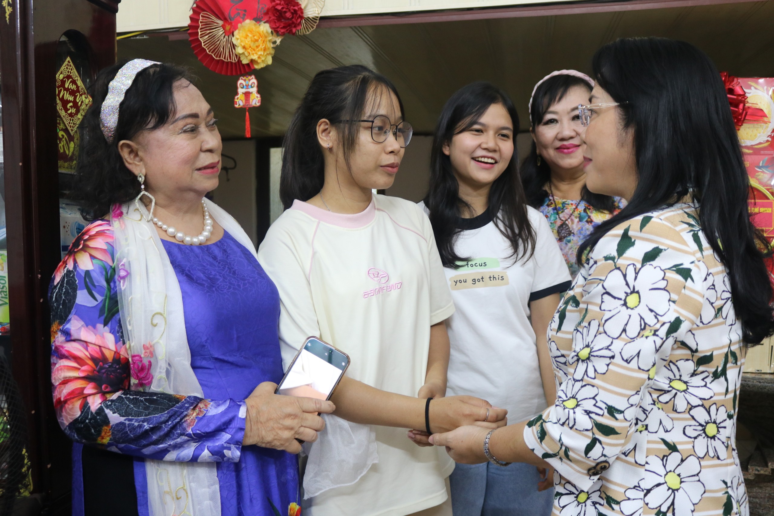 sinh-vien-lao-cam-pu-chia-gia-dinh.jpg