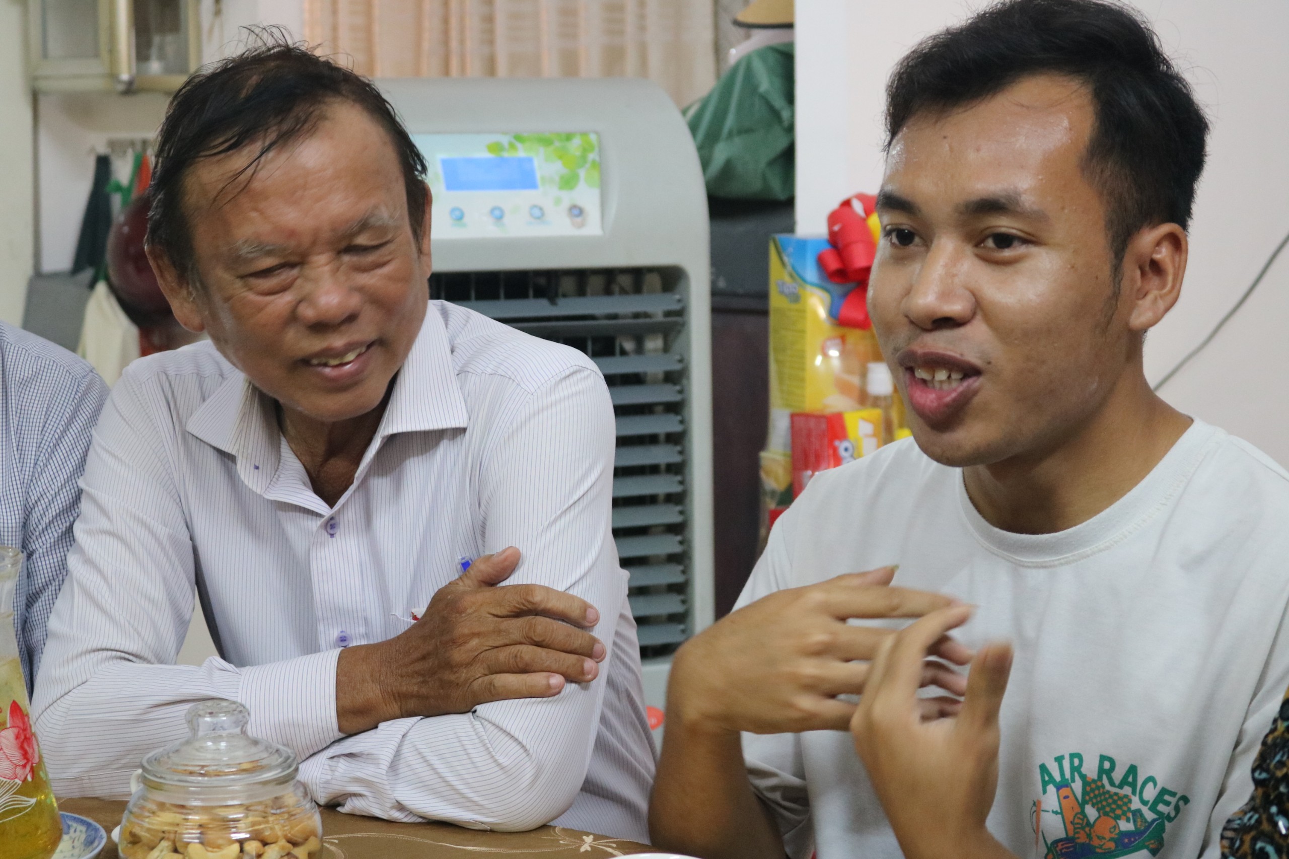 sinh-vien-lao-campuchia-xuc-dong.jpg
