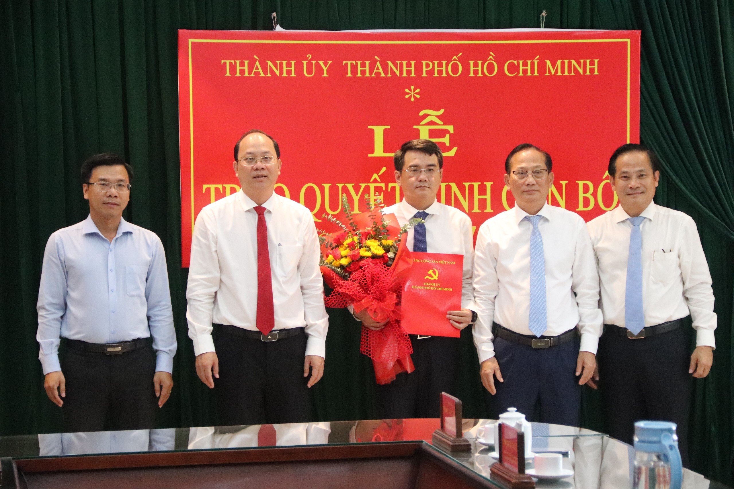 trao-quyet-dinh-can-bo.jpg
