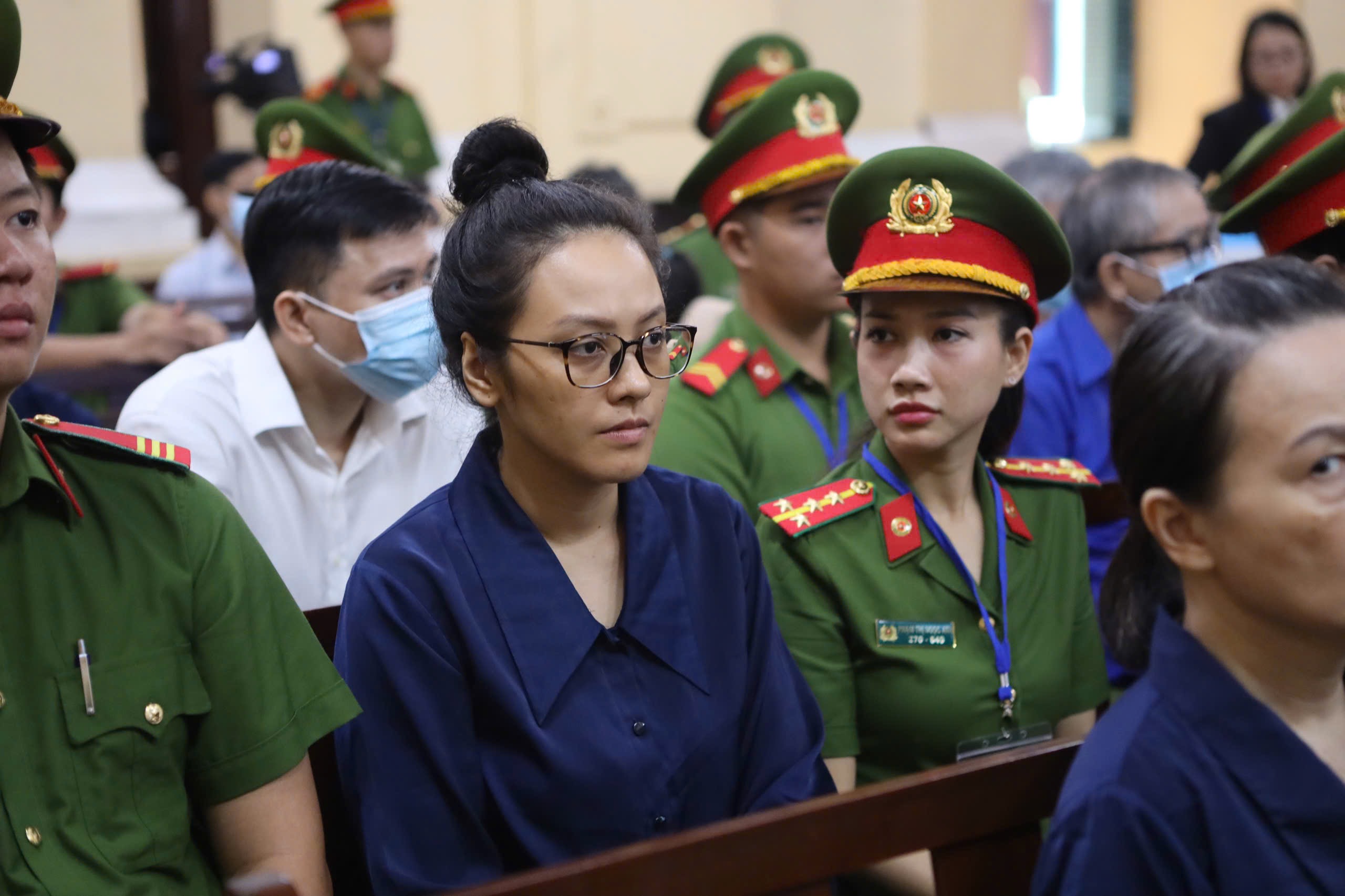 Bị cáo Trương Huệ Vân, cháu gái bị cáo Trương Mỹ Lan. Ảnh: NGUYỆT NHI