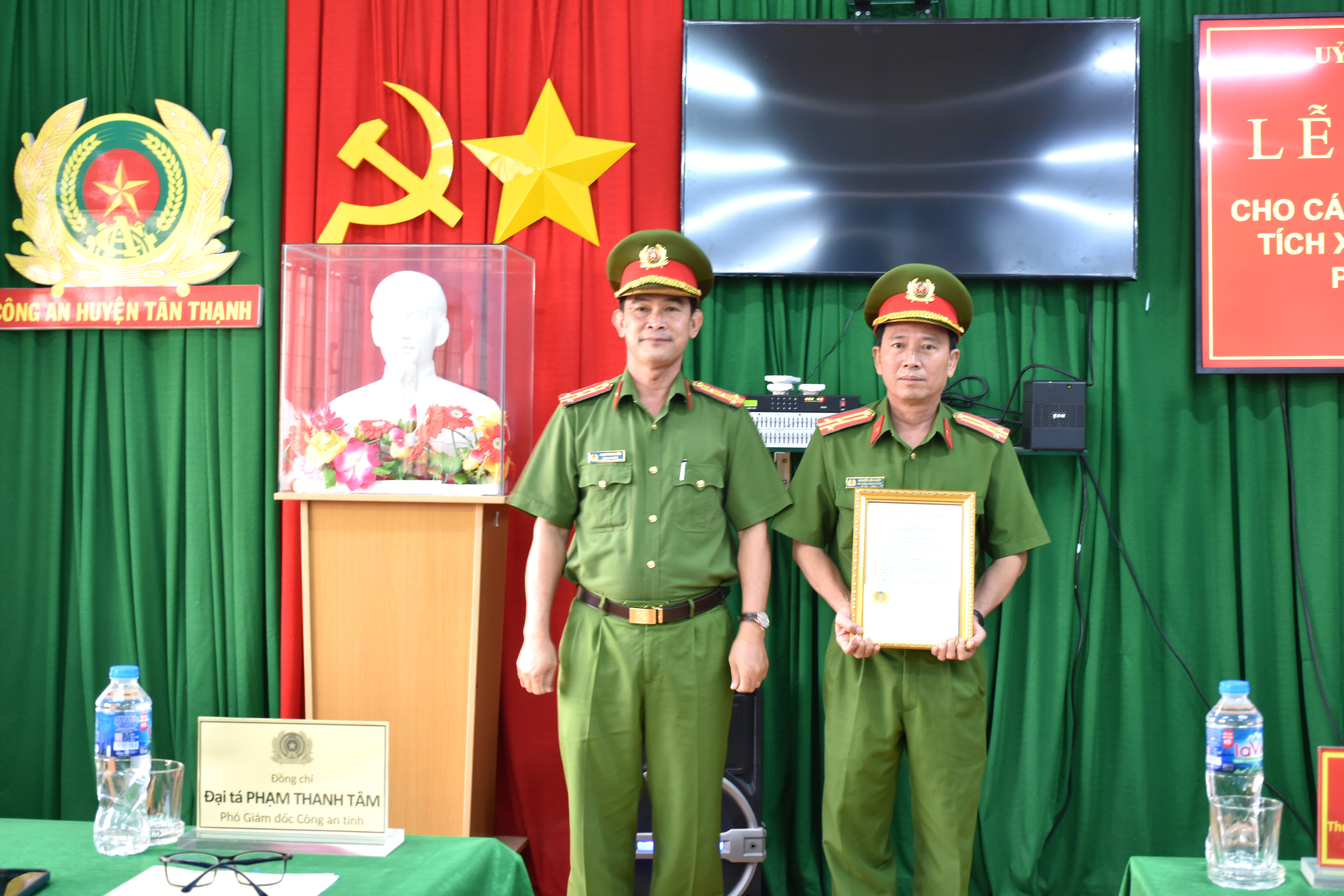 Công an Long An trao thưởng đột xuất thành tích chống buôn lậu, ma túy