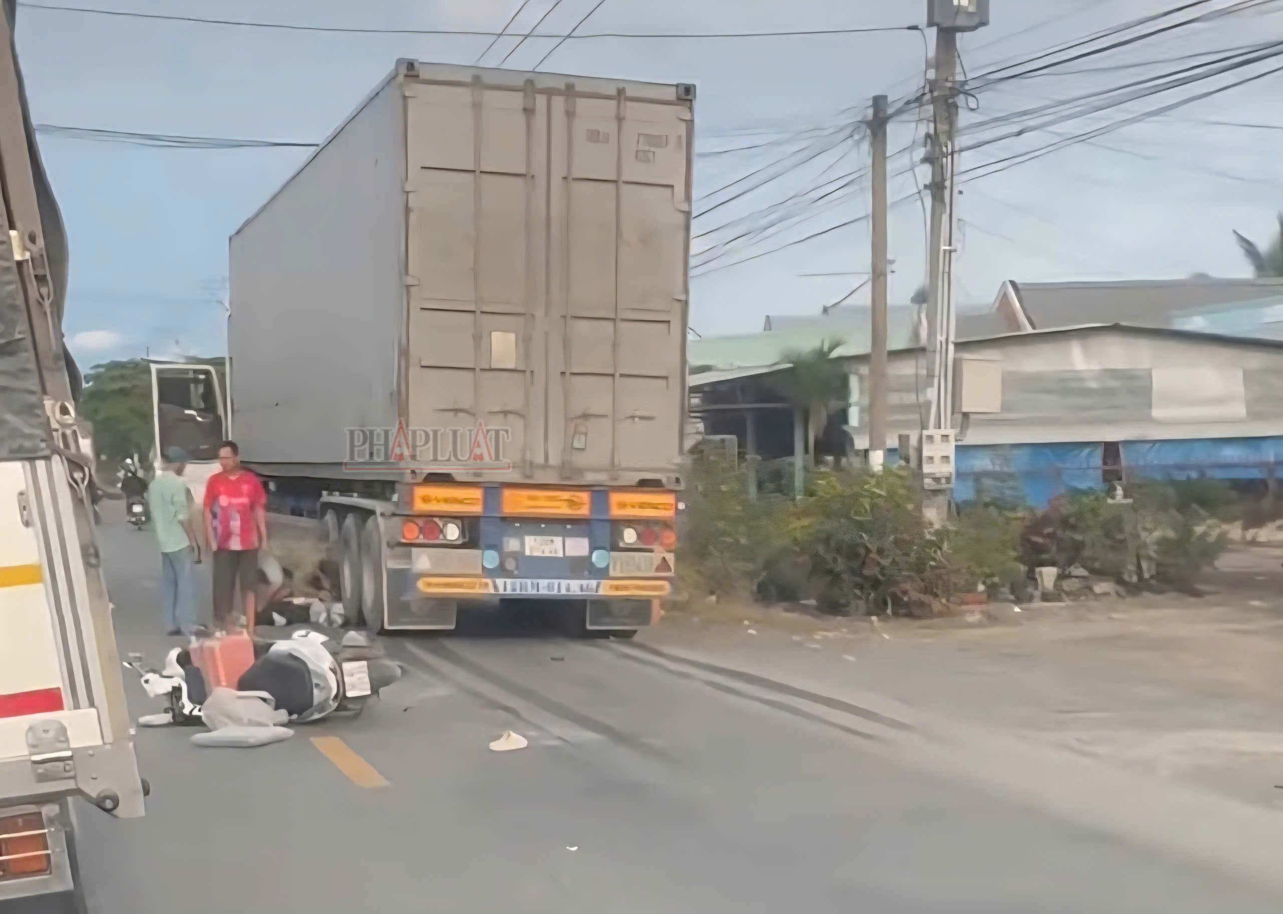 hai cô gái trẻ 1.jpg