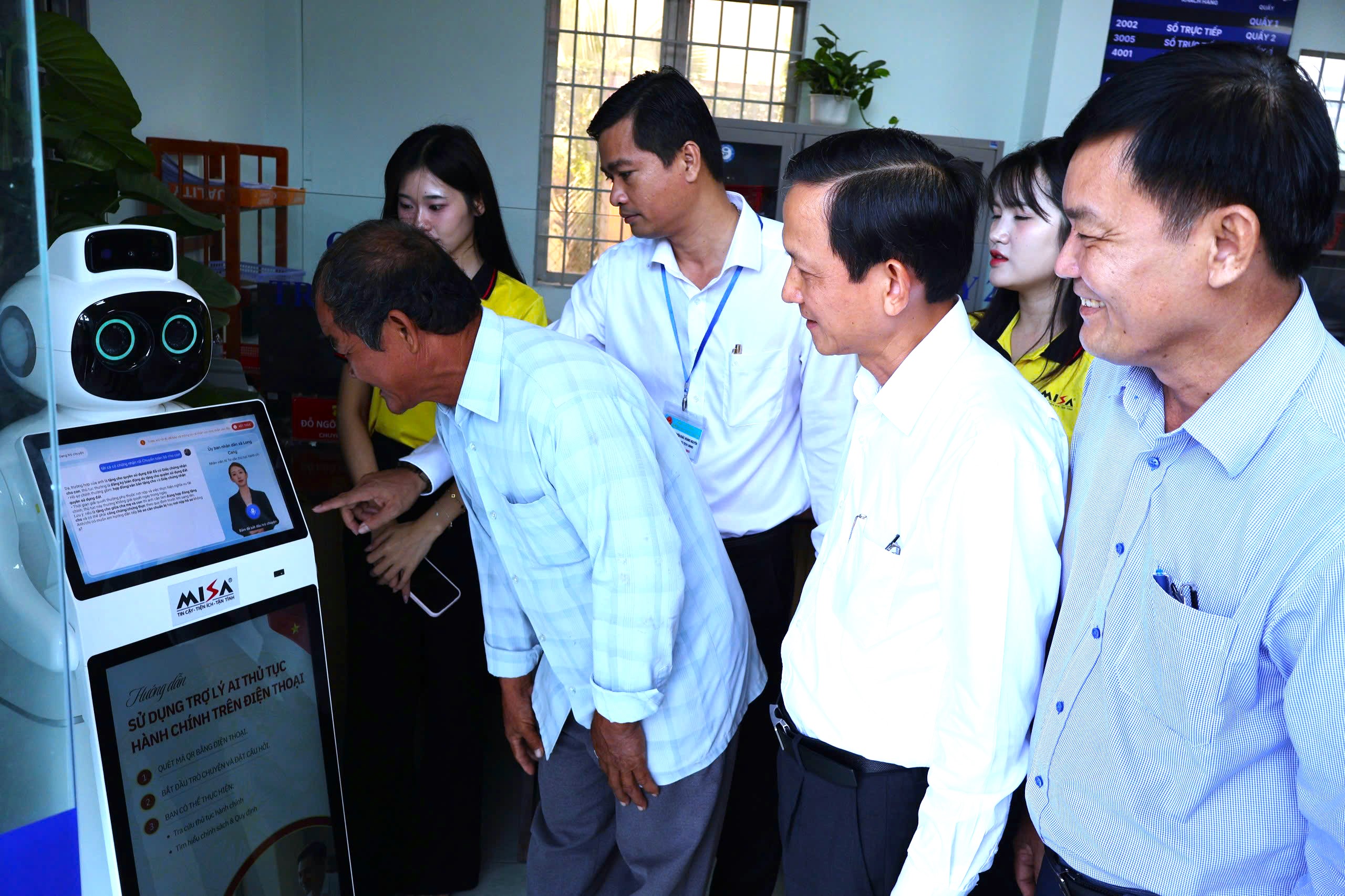 Tây Ninh: Xã Long Cang đưa Robot lễ tân, AI Kiosk phục vụ dân