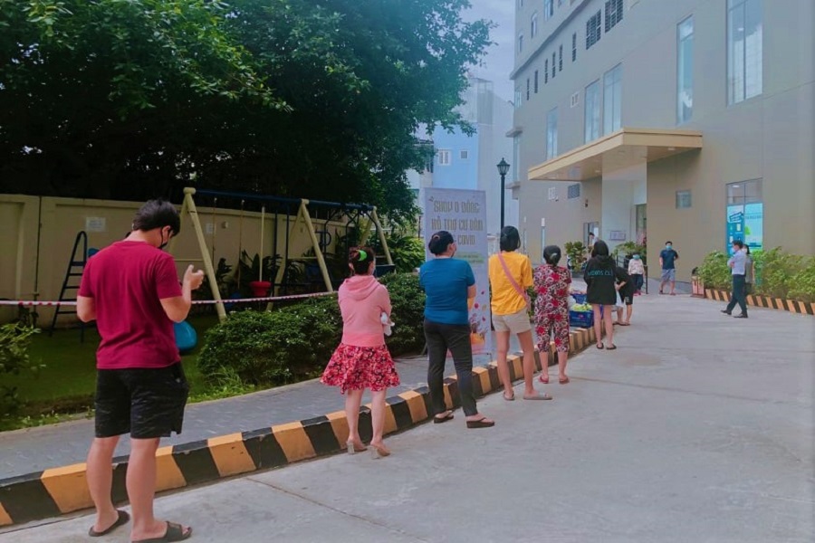 Vợ chồng cùng mở cửa hàng rau 0 đồng cho bà con trong chung cư