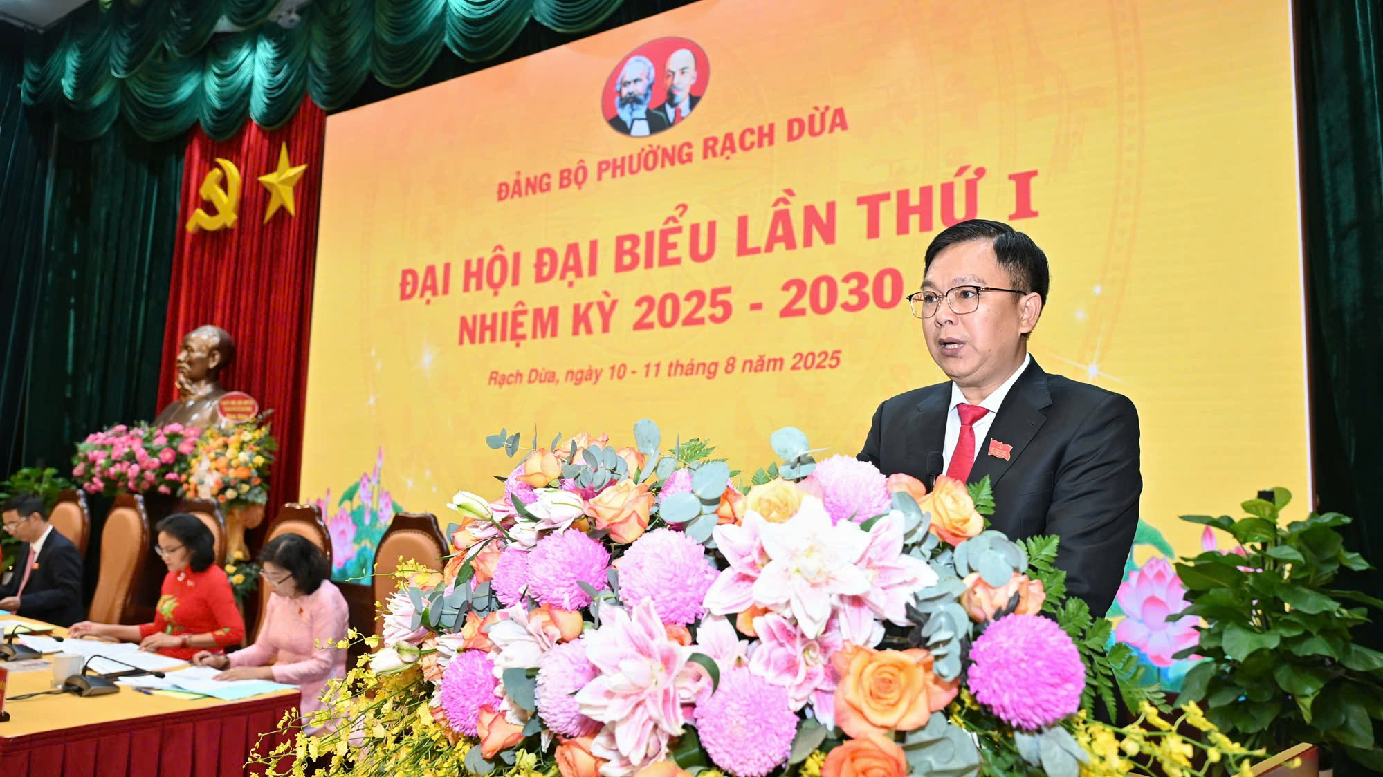 Ong-Nguyen-Phuc-Hoang.jpg