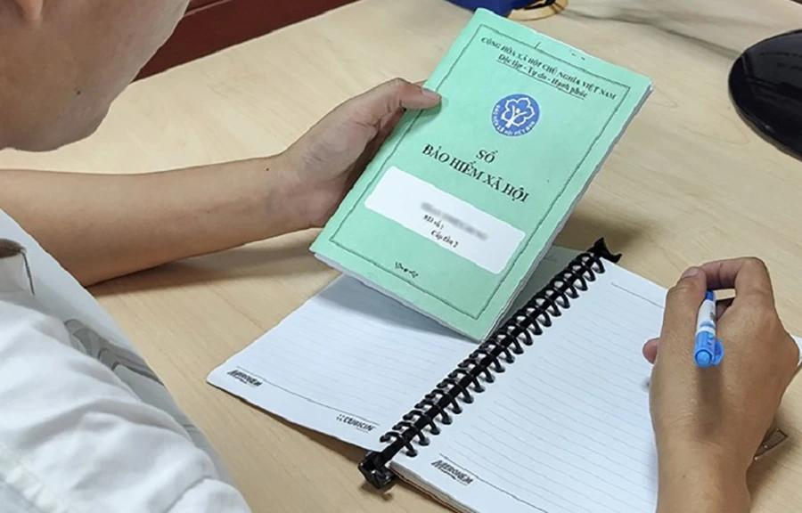 Người lao động nên làm gì nếu công ty không trả sổ bảo hiểm xã hội?