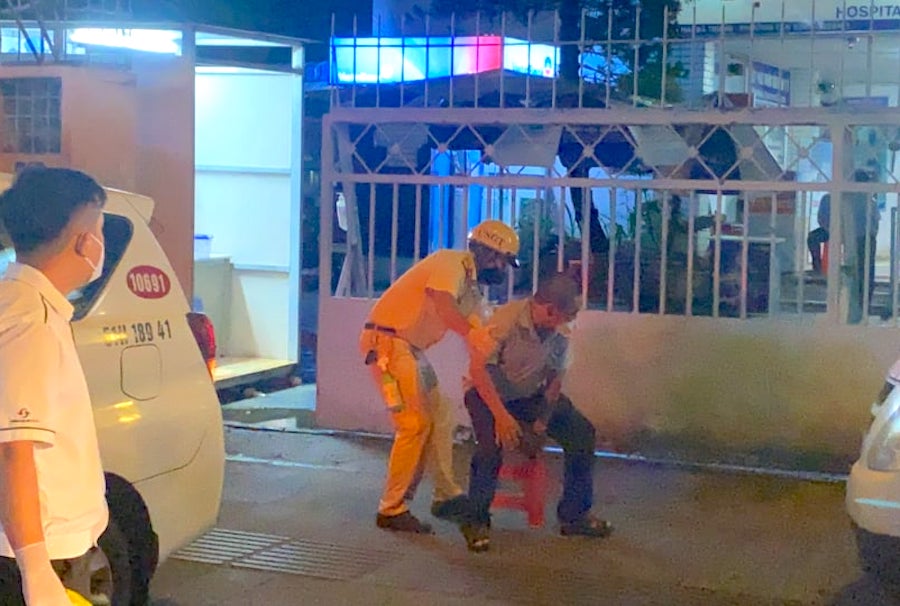  Cảnh sát hỗ trợ viện phí, taxi miễn cước để đưa người đàn ông đi cấp cứu