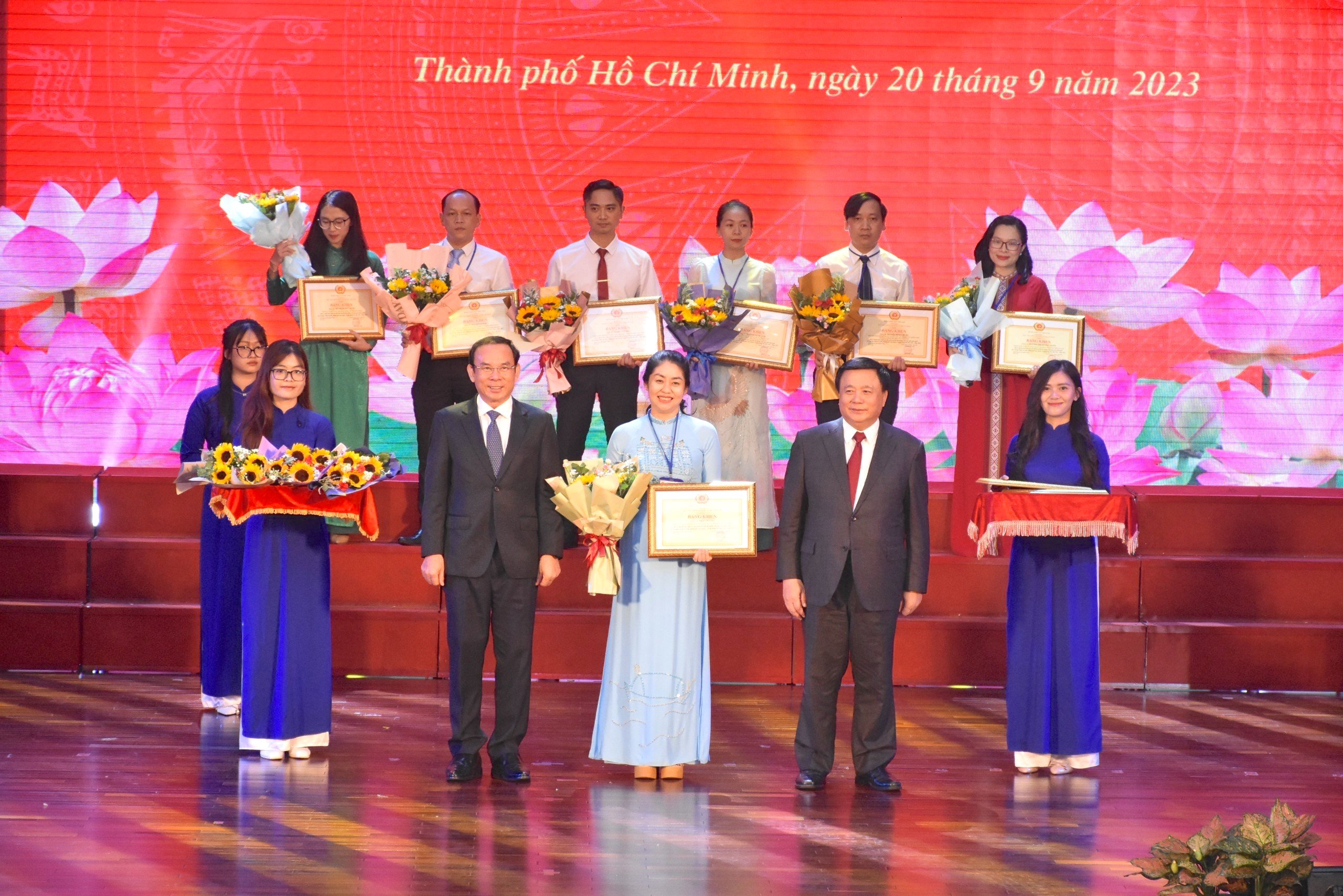giang-vien-day-gioi.jpg