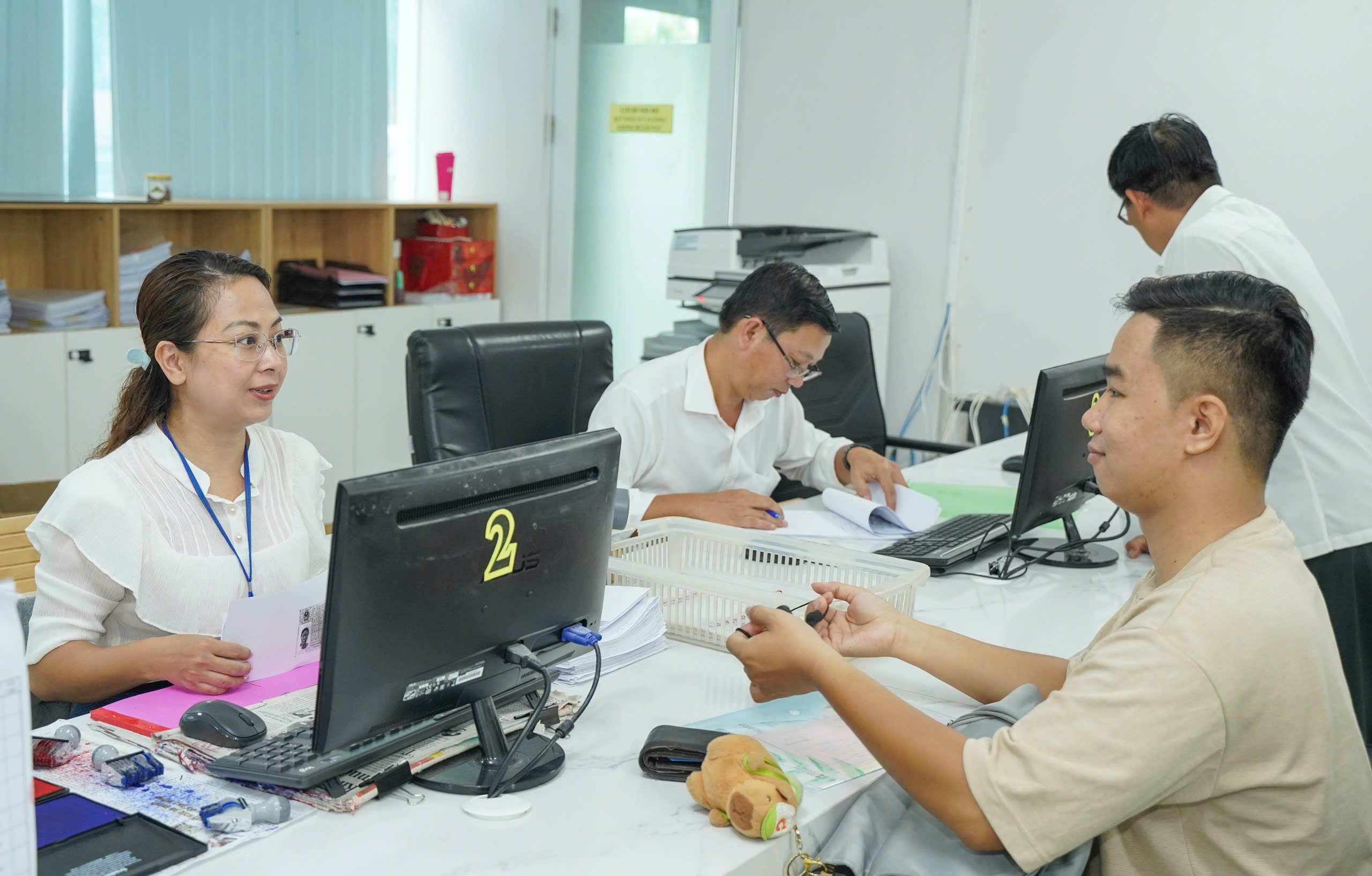 Nộp hồ sơ ở phường xã mới tại TP.HCM: Không để người dân chờ quá 20 phút-nop-ho-so.jpg