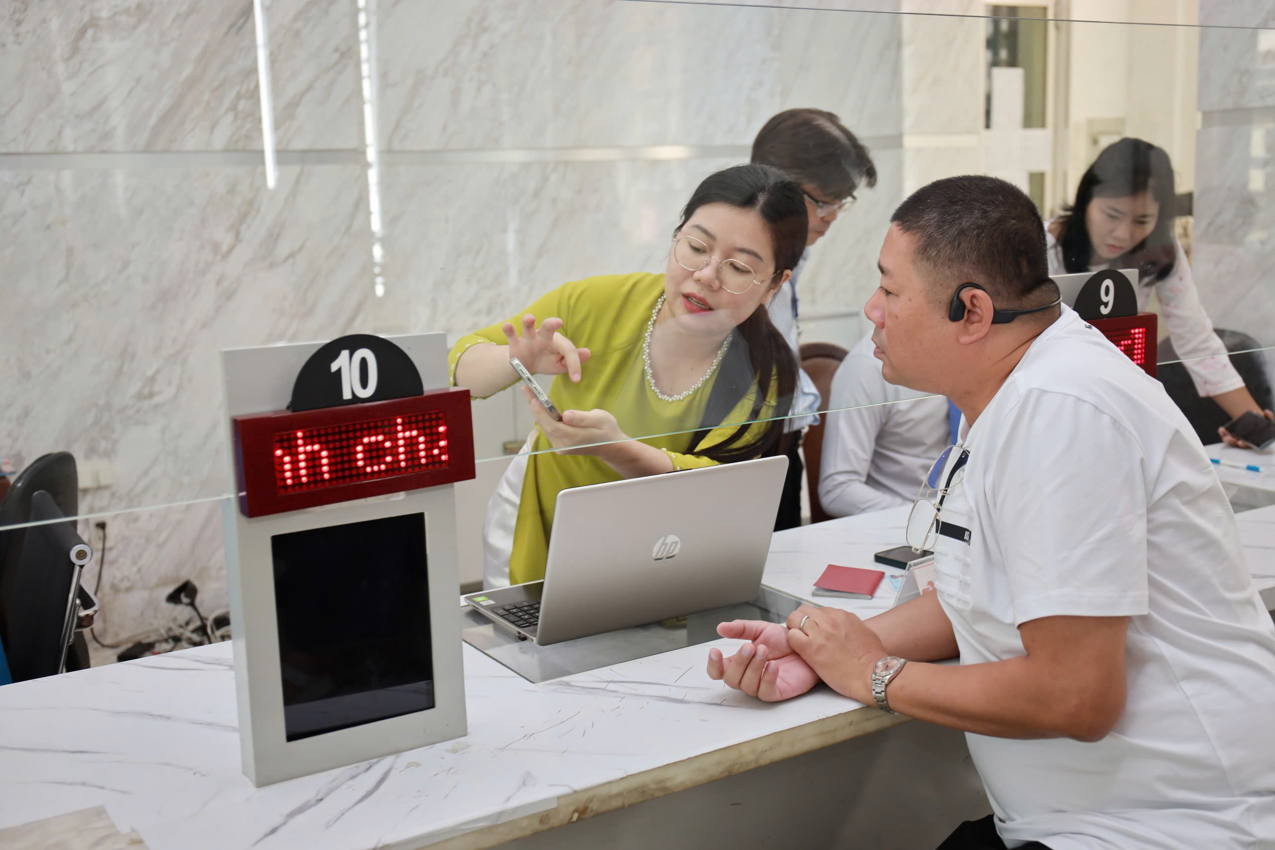 TP.HCM sẽ thực hiện thủ tục hành chính phi địa giới từ ngày 31-7. Ảnh: NGUYỆT NHI