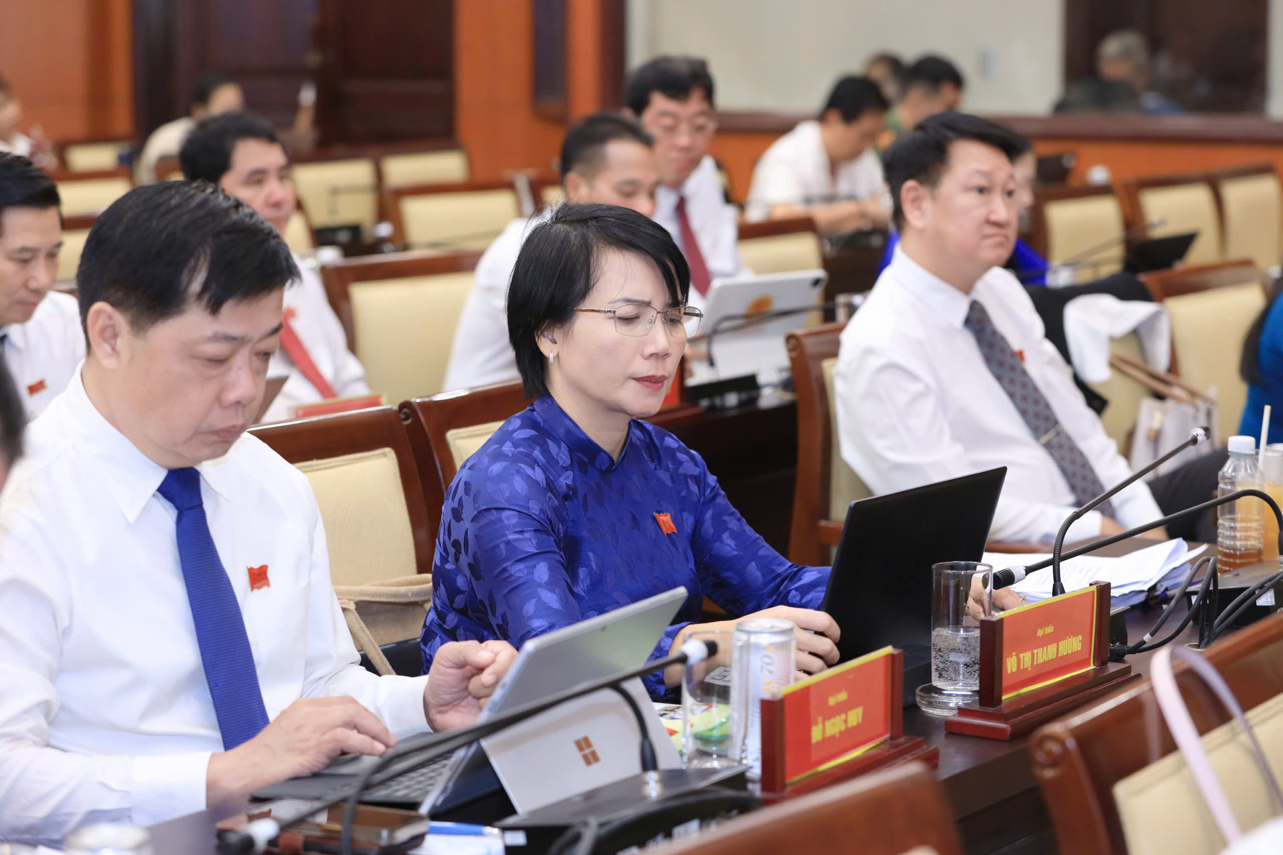 nguoi-dan-tp.hcm-ngap-nuoc-chay-no-2.jpg