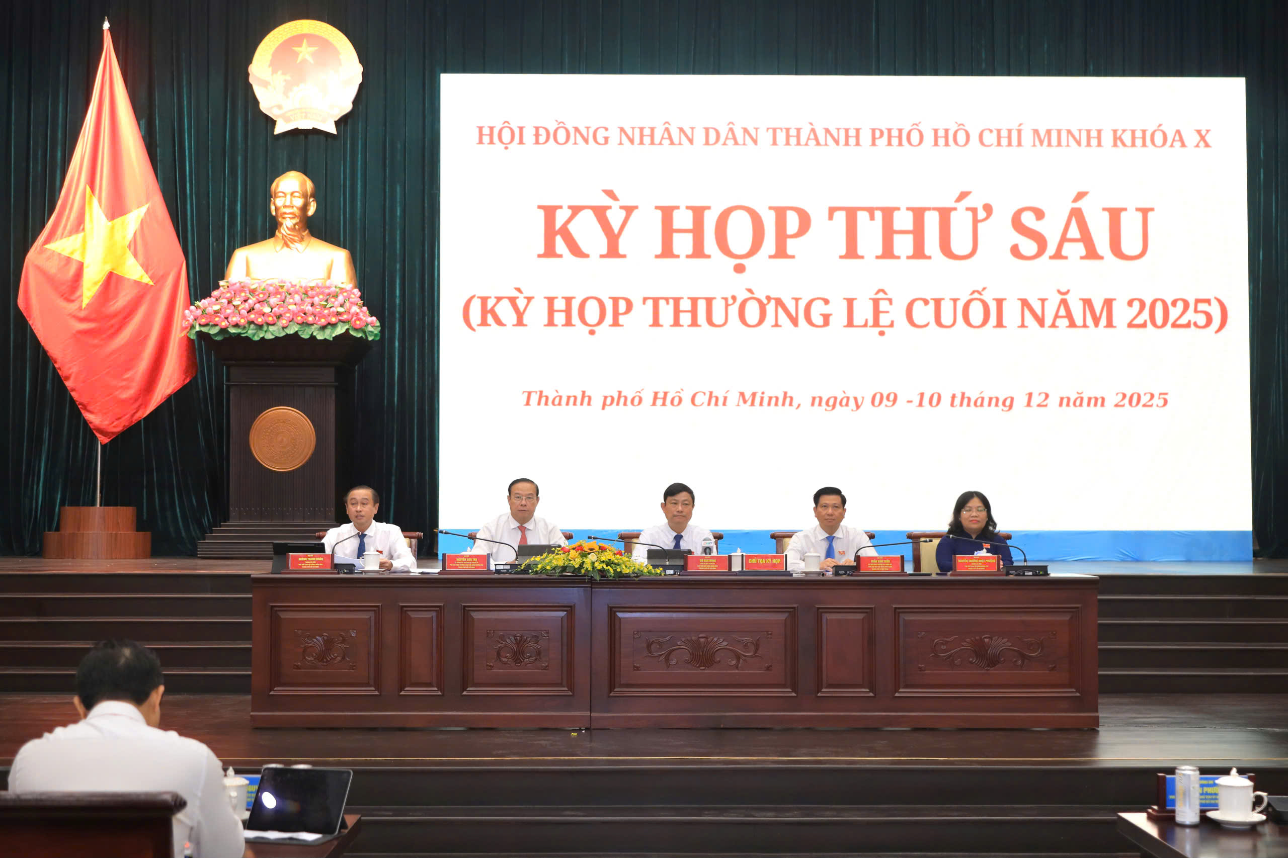 nguoi-dan-tp.hcm-ngap-nuoc-chay-no-3.jpg