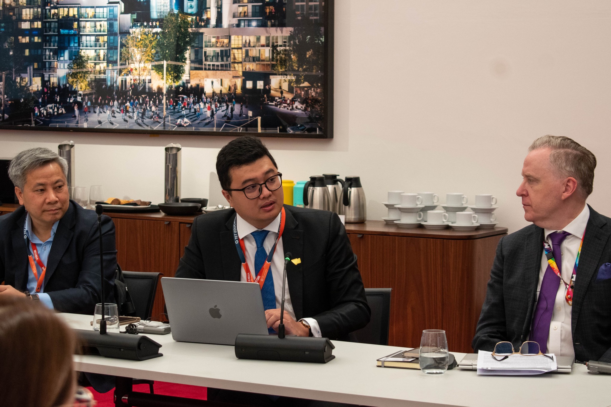 đoàn công tác ĐHQG-HCM làm việc với ngài Nicholas Reece, Thị trưởng Thành phố Melbourne, nhằm trao đổi các cơ hội hợp tác trong đổi mới sáng tạo.jpg