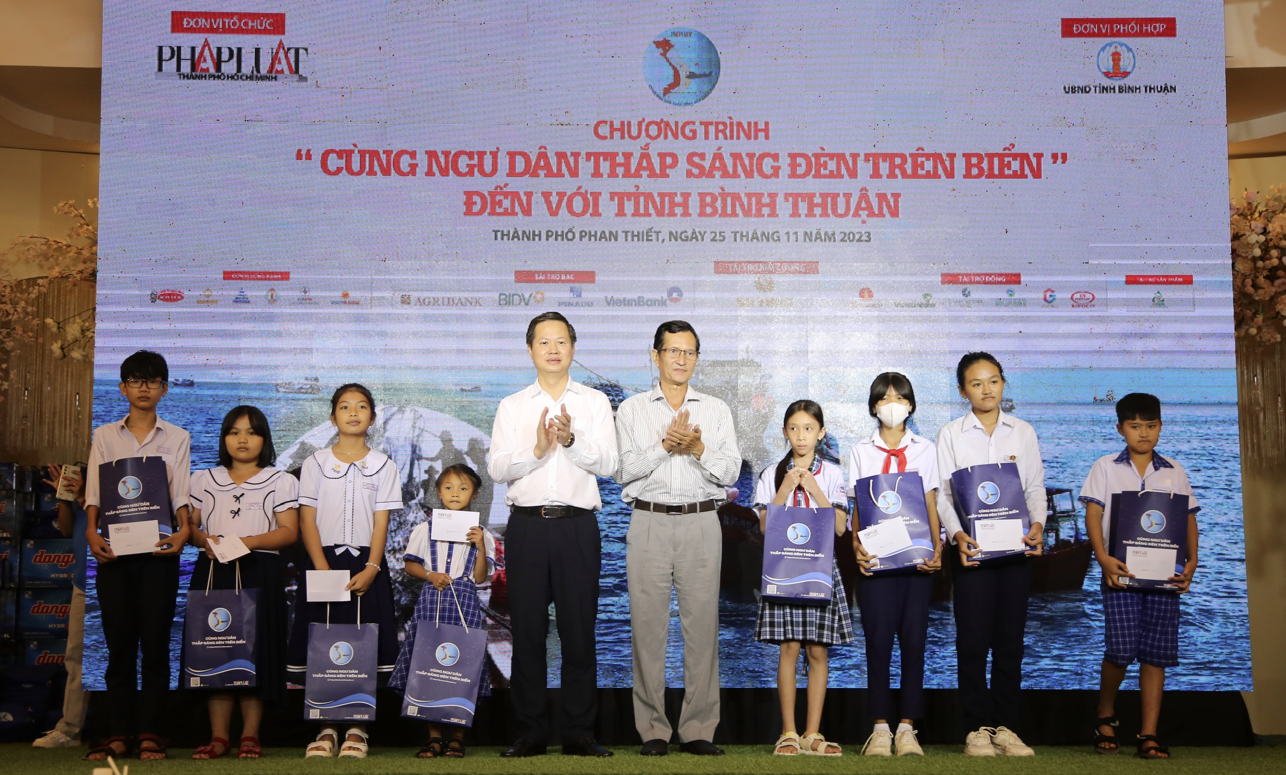 z4914459921589_cfc368cb35cebb806428b7980785bb2b.jpg