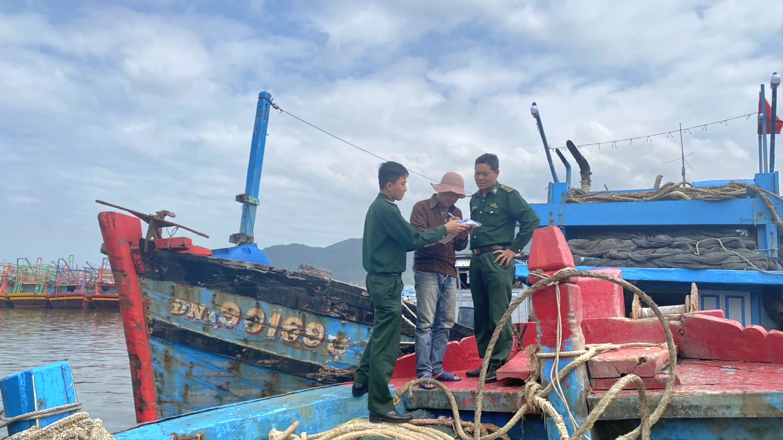 da-nang-chong-khai-thac-iuu-vi-quyen-loi-cua-ngu-dan-2.jpg