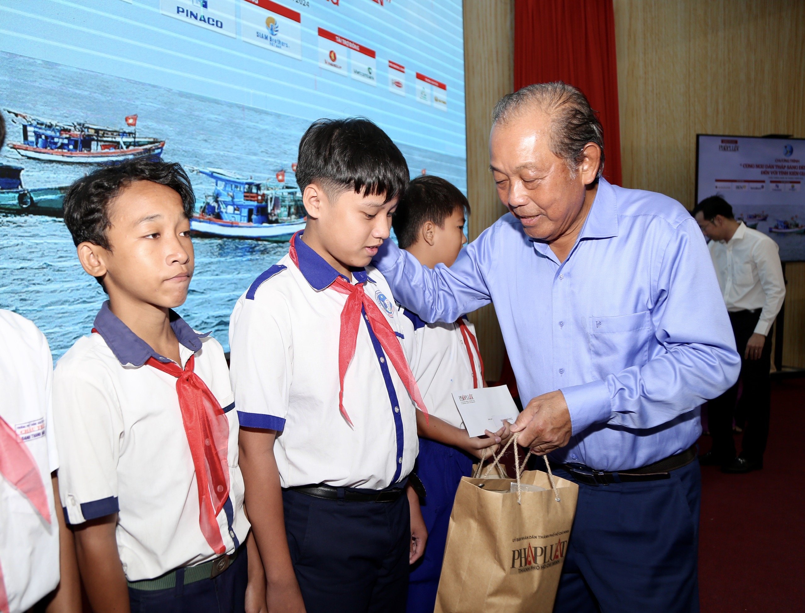 toan-canh-chuong-trinh-cung-ngu-dan-thap-sang-den-tren-bien-tai-kien-giang-11.jpg