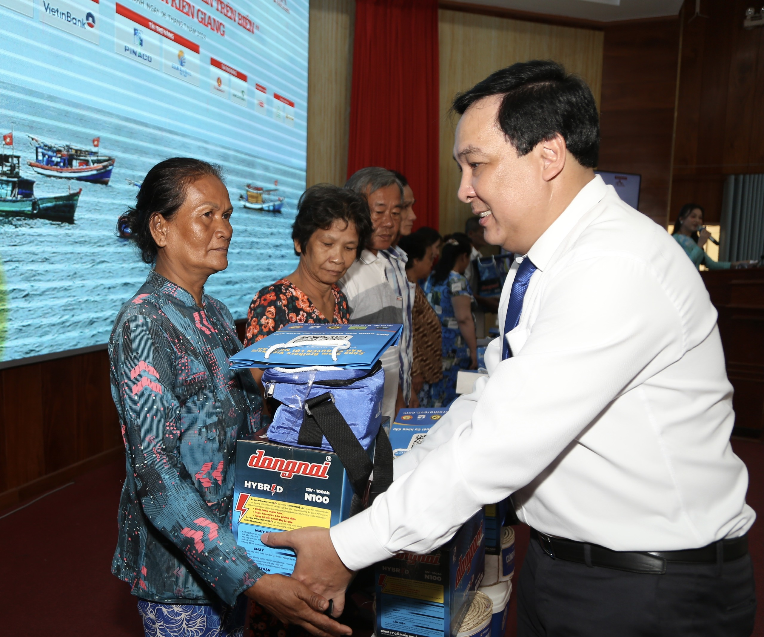 toan-canh-chuong-trinh-cung-ngu-dan-thap-sang-den-tren-bien-tai-kien-giang-15.jpg