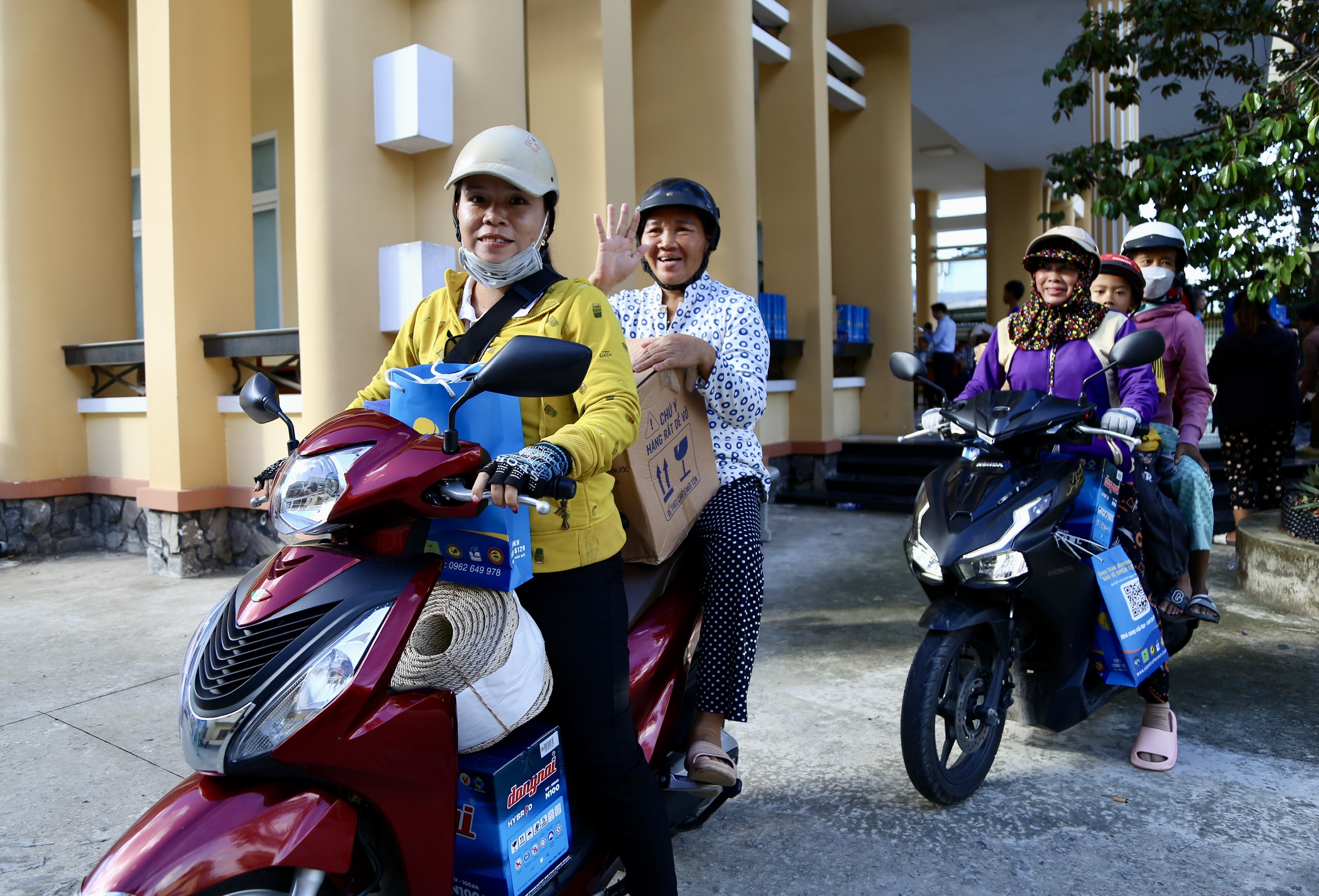 toan-canh-chuong-trinh-cung-ngu-dan-thap-sang-den-tren-bien-tai-kien-giang-18.jpg
