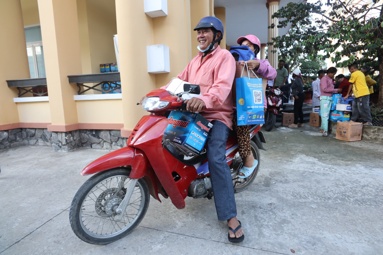 toan-canh-chuong-trinh-cung-ngu-dan-thap-sang-den-tren-bien-tai-kien-giang-19.jpg