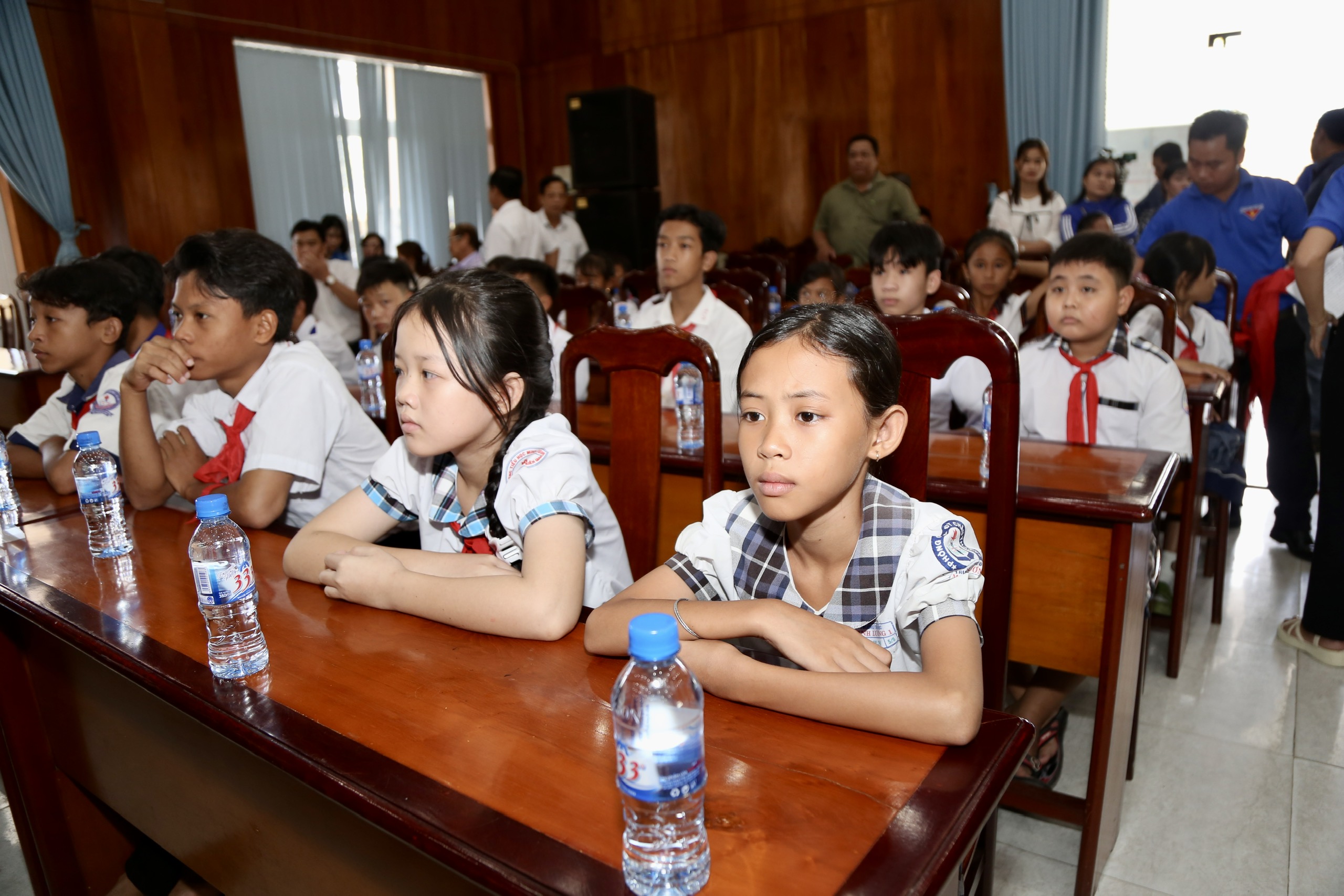 toan-canh-chuong-trinh-cung-ngu-dan-thap-sang-den-tren-bien-tai-kien-giang-2.jpg