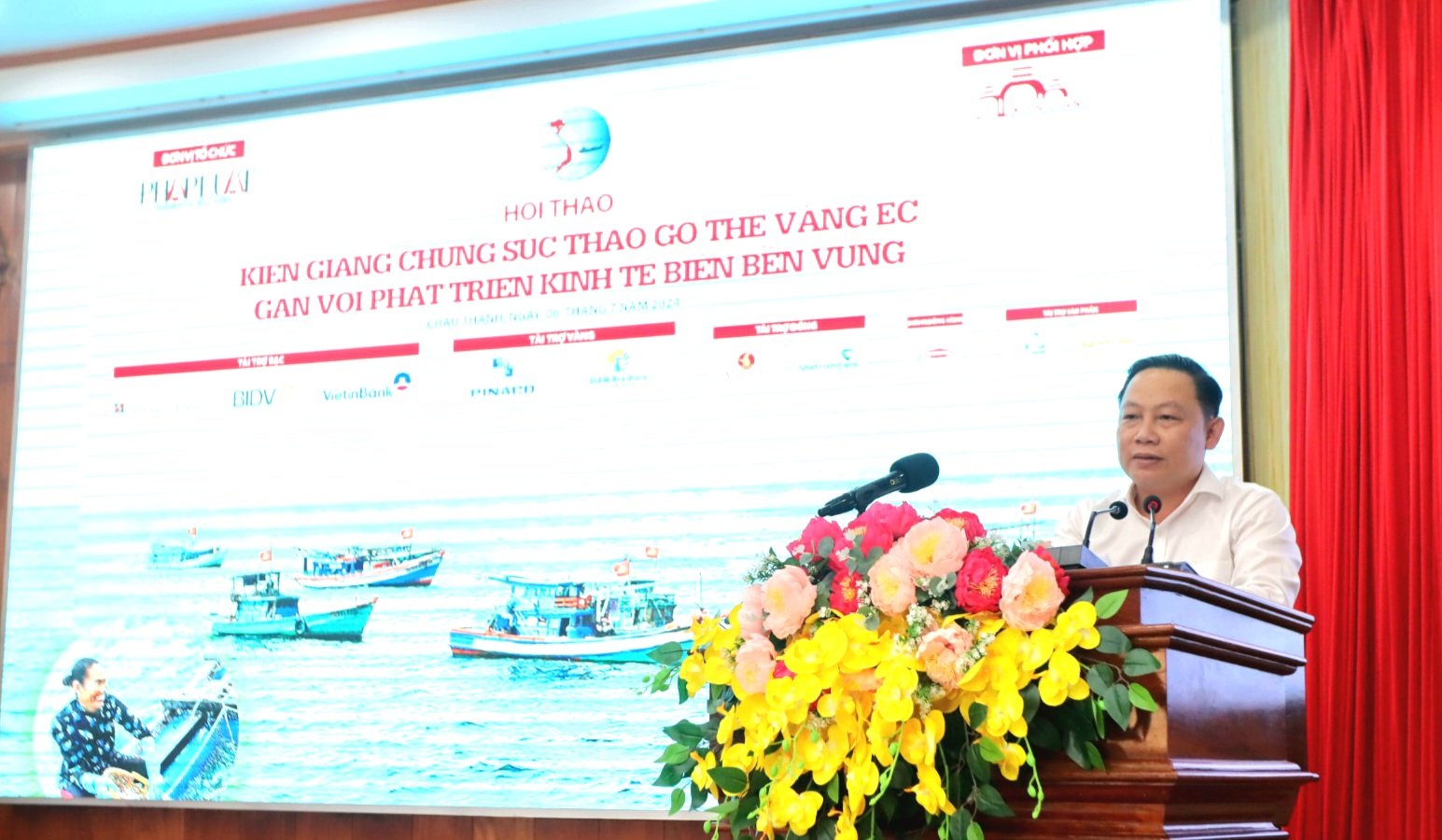 toan-canh-chuong-trinh-cung-ngu-dan-thap-sang-den-tren-bien-tai-kien-giang-20.jpg