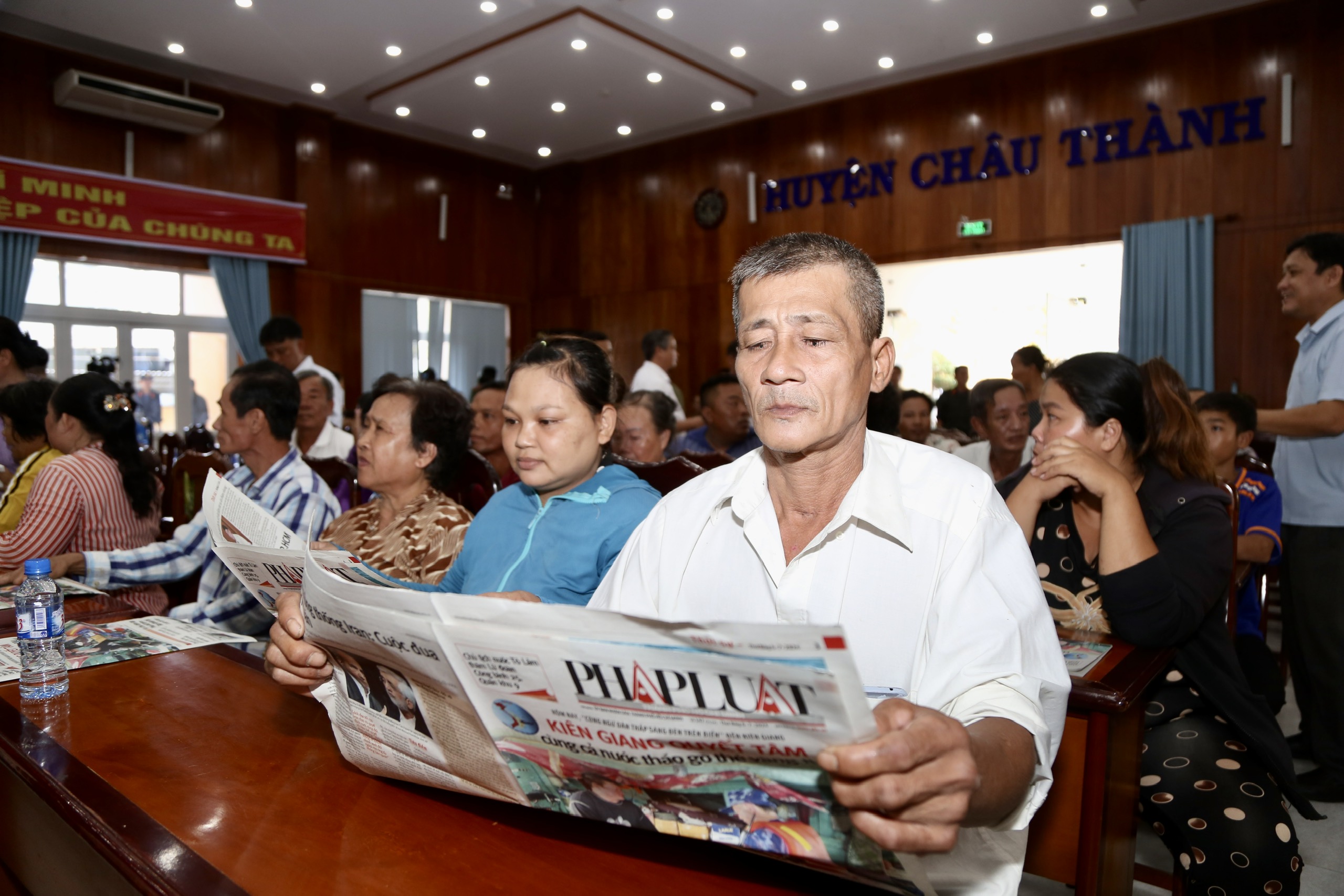 toan-canh-chuong-trinh-cung-ngu-dan-thap-sang-den-tren-bien-tai-kien-giang-3.jpg