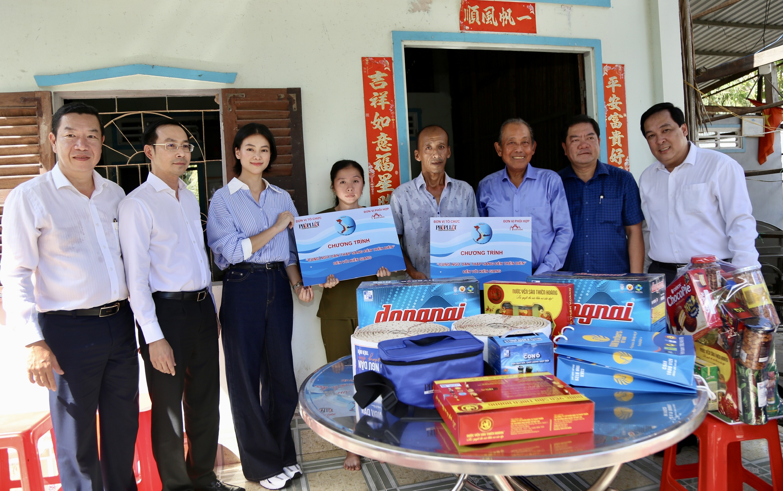 toan-canh-chuong-trinh-cung-ngu-dan-thap-sang-den-tren-bien-tai-kien-giang-5.jpg