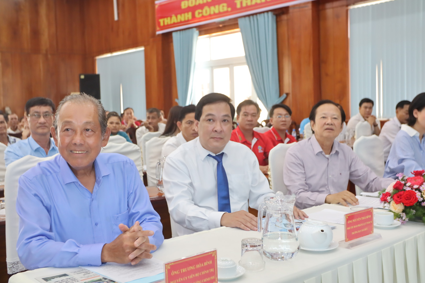 toan-canh-chuong-trinh-cung-ngu-dan-thap-sang-den-tren-bien-tai-kien-giang-7.jpg