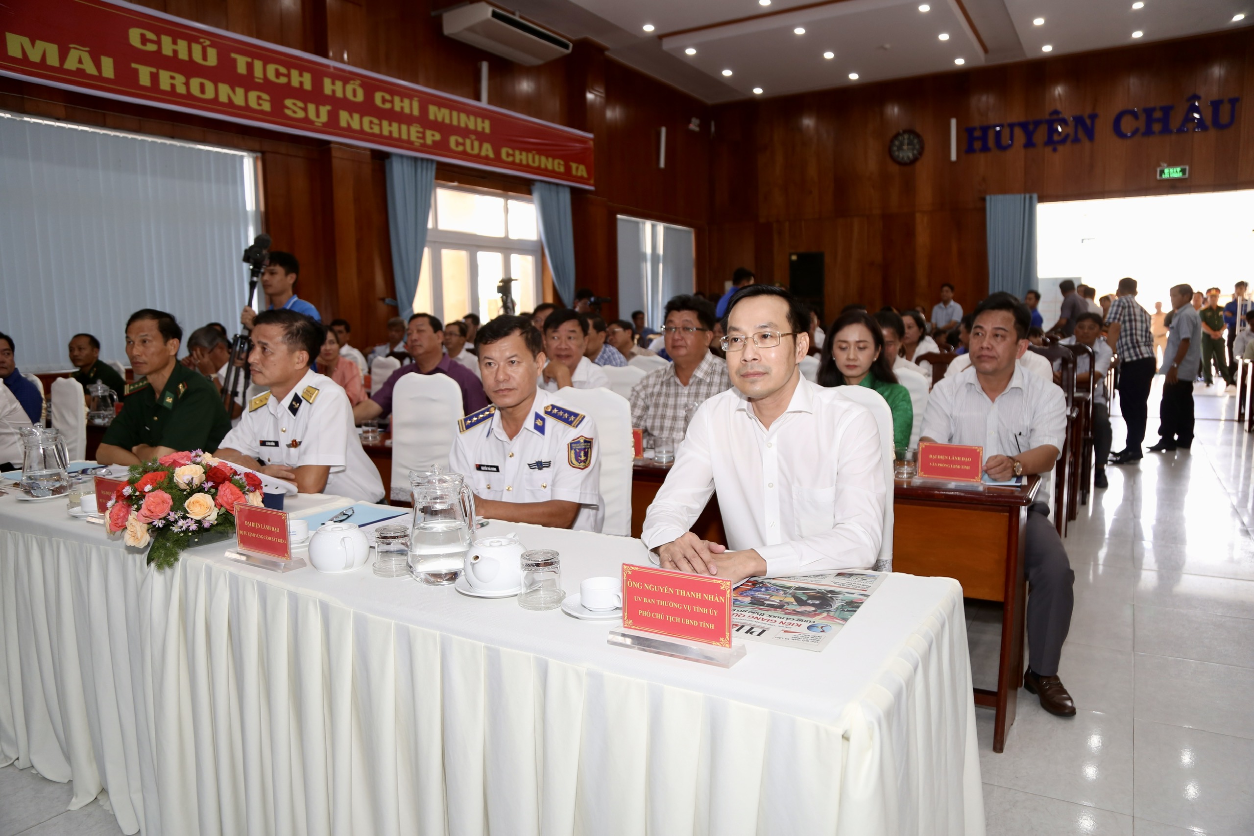 toan-canh-chuong-trinh-cung-ngu-dan-thap-sang-den-tren-bien-tai-kien-giang-8.jpg