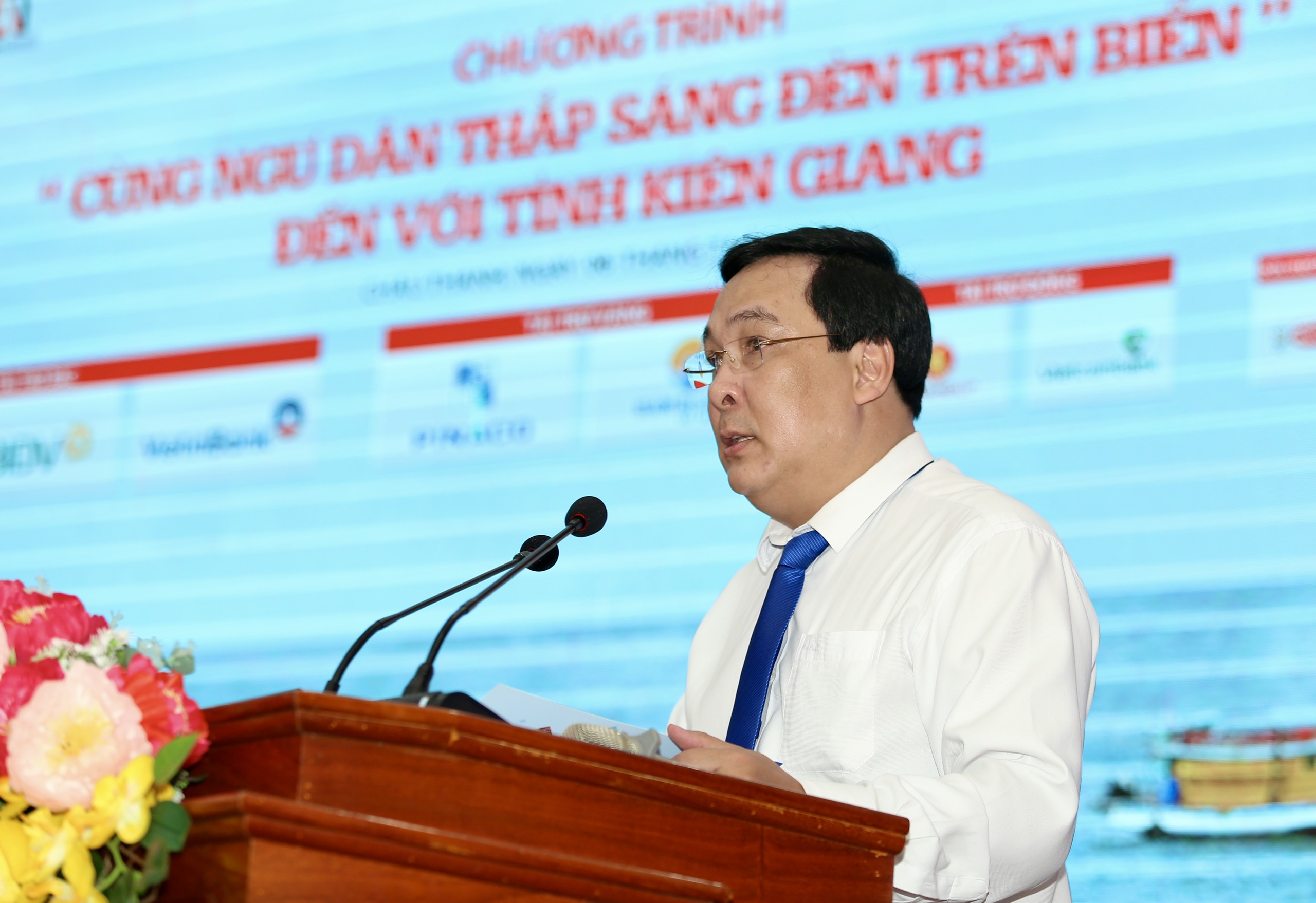 toan-canh-chuong-trinh-cung-ngu-dan-thap-sang-den-tren-bien-tai-kien-giang-9.jpg